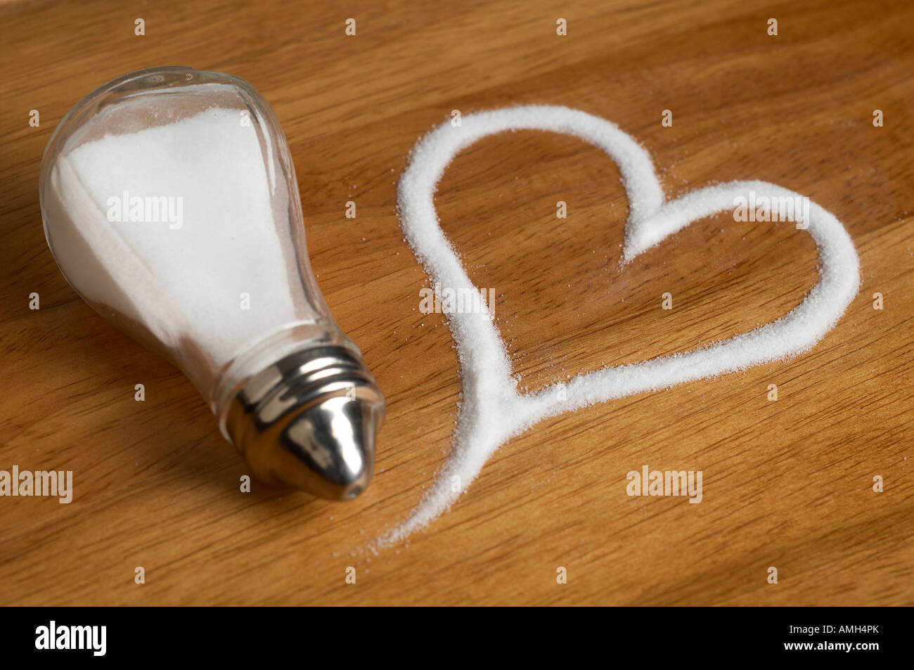 Salz in Form von Herzen Stockfoto