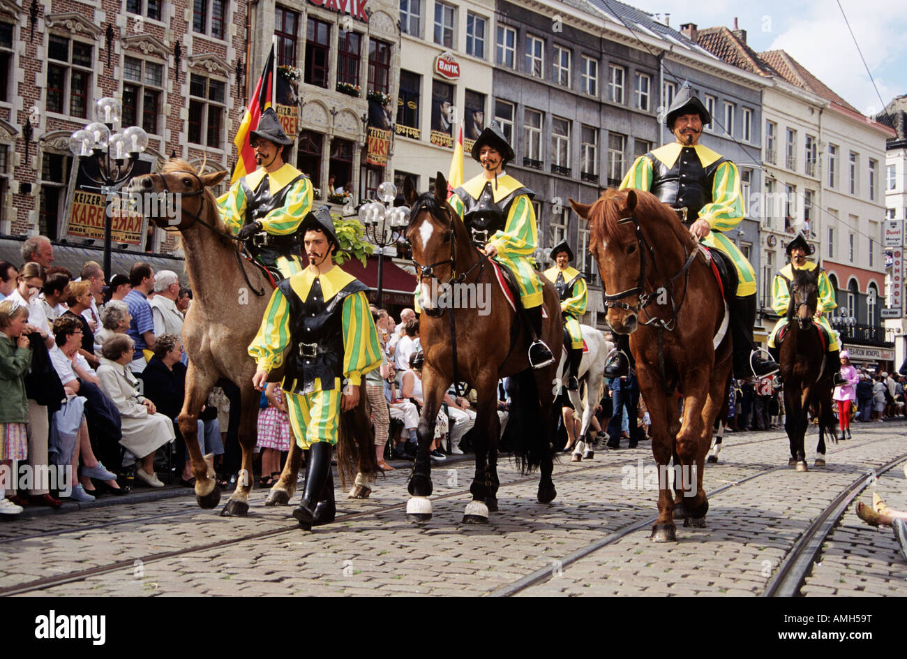 Männer gekleidet als Soldaten auf Reiten marschieren in Kaiser Karel Parade, Gent, Belgien Stockfoto