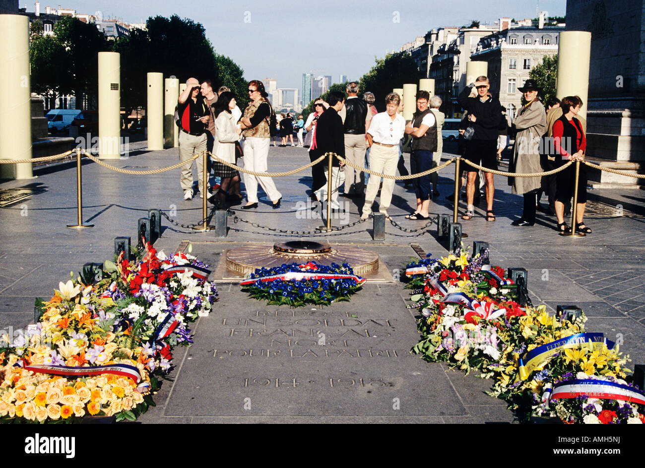 Touristen neben Grab des unbekannten Soldaten, Arc de Triomphe, Place Charles de Gaulle, Paris, Frankreich Stockfoto