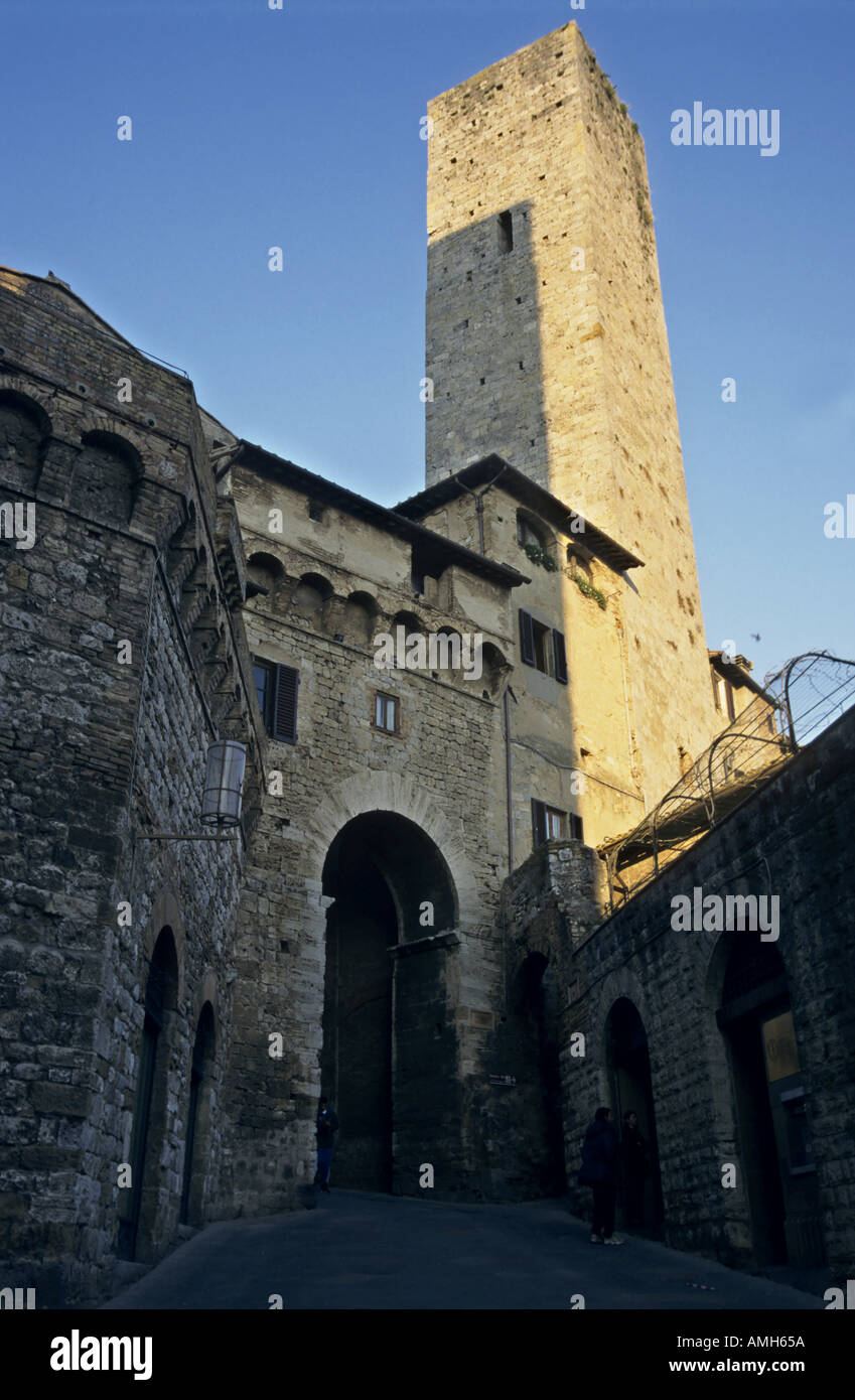 Italien San Gimignano Straße zur mittelalterlichen Turm Torre Grossa Stockfoto
