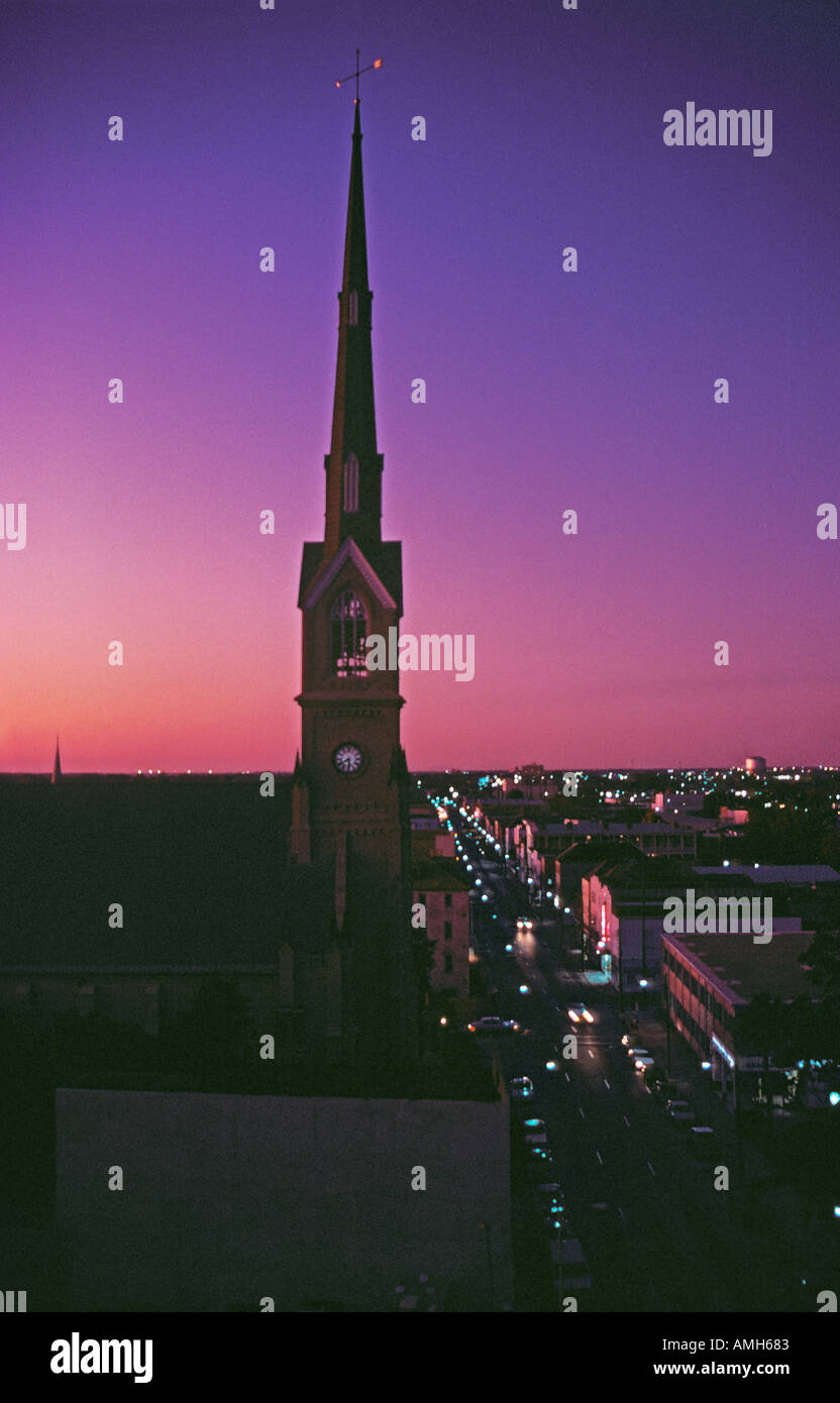 SOUTH CAROLINA CHARLESTON Skyline der Innenstadt von Charleston Halbinsel nachschlagen King Street bei Sonnenuntergang mit Kirchturm von St. Matthe Stockfoto