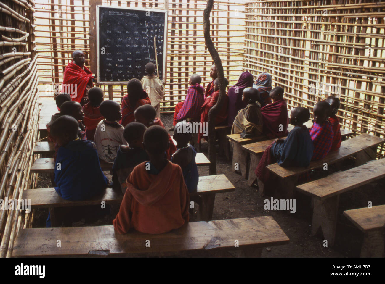Kinder in der Schule in einem Masai Dorf Ngorongoro Nationalpark Tansania Stockfoto