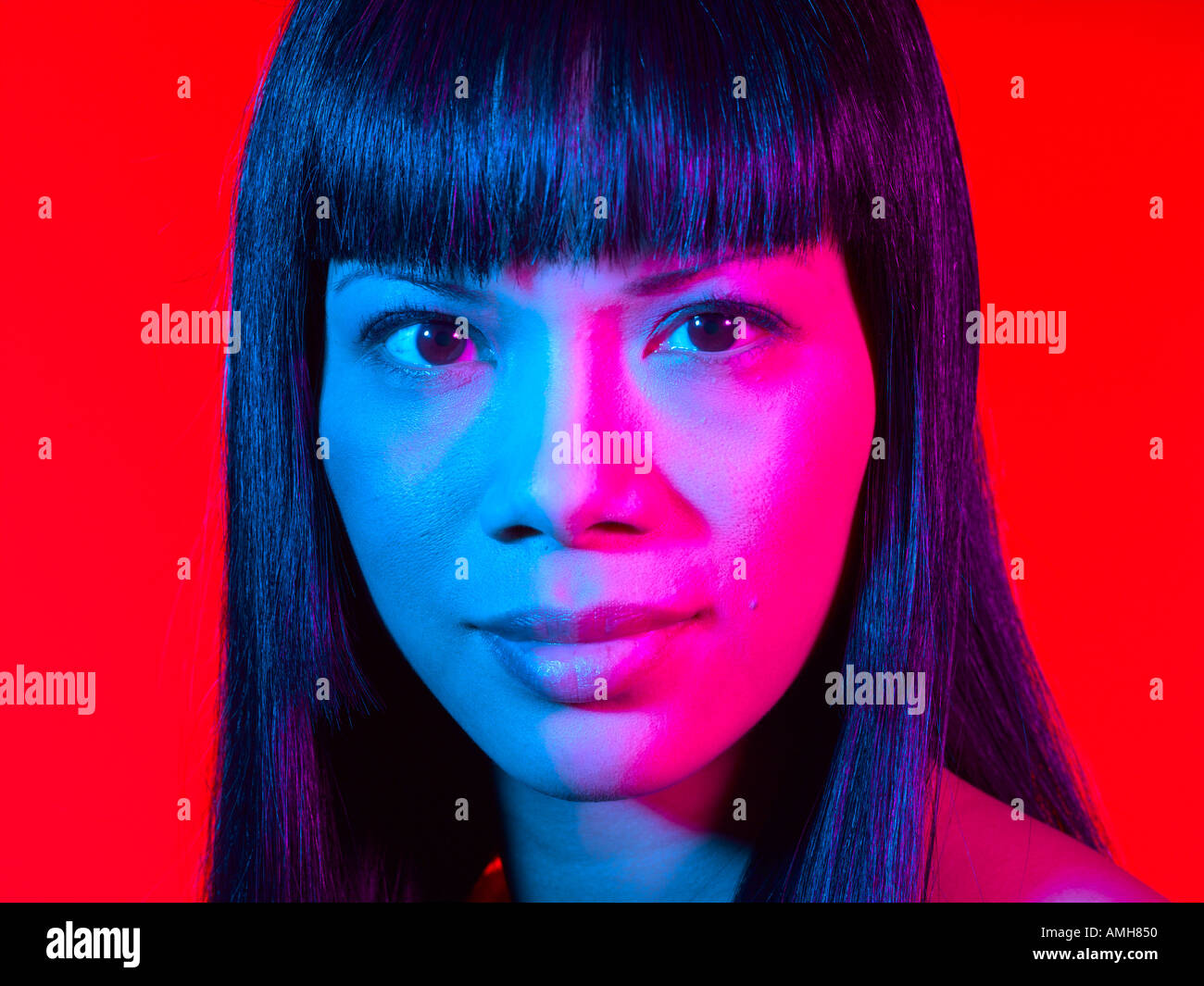 Asiatische Frau Kopfschuss Porträt auf rot Stockfoto