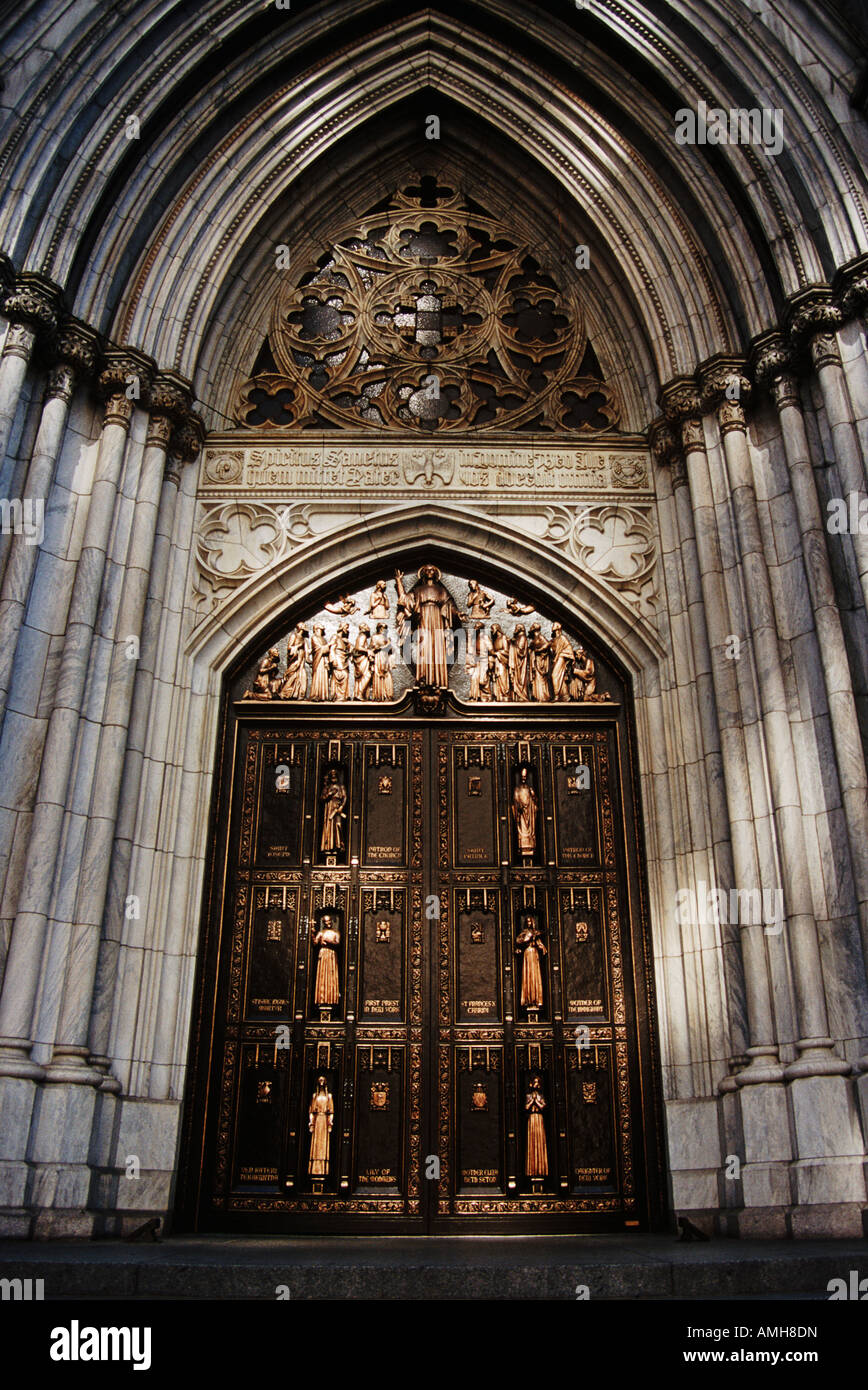 Tür und Eingang, St. Patricks Kathedrale, 50th Street und 5th Avenue, New York City, New York, USA Stockfoto