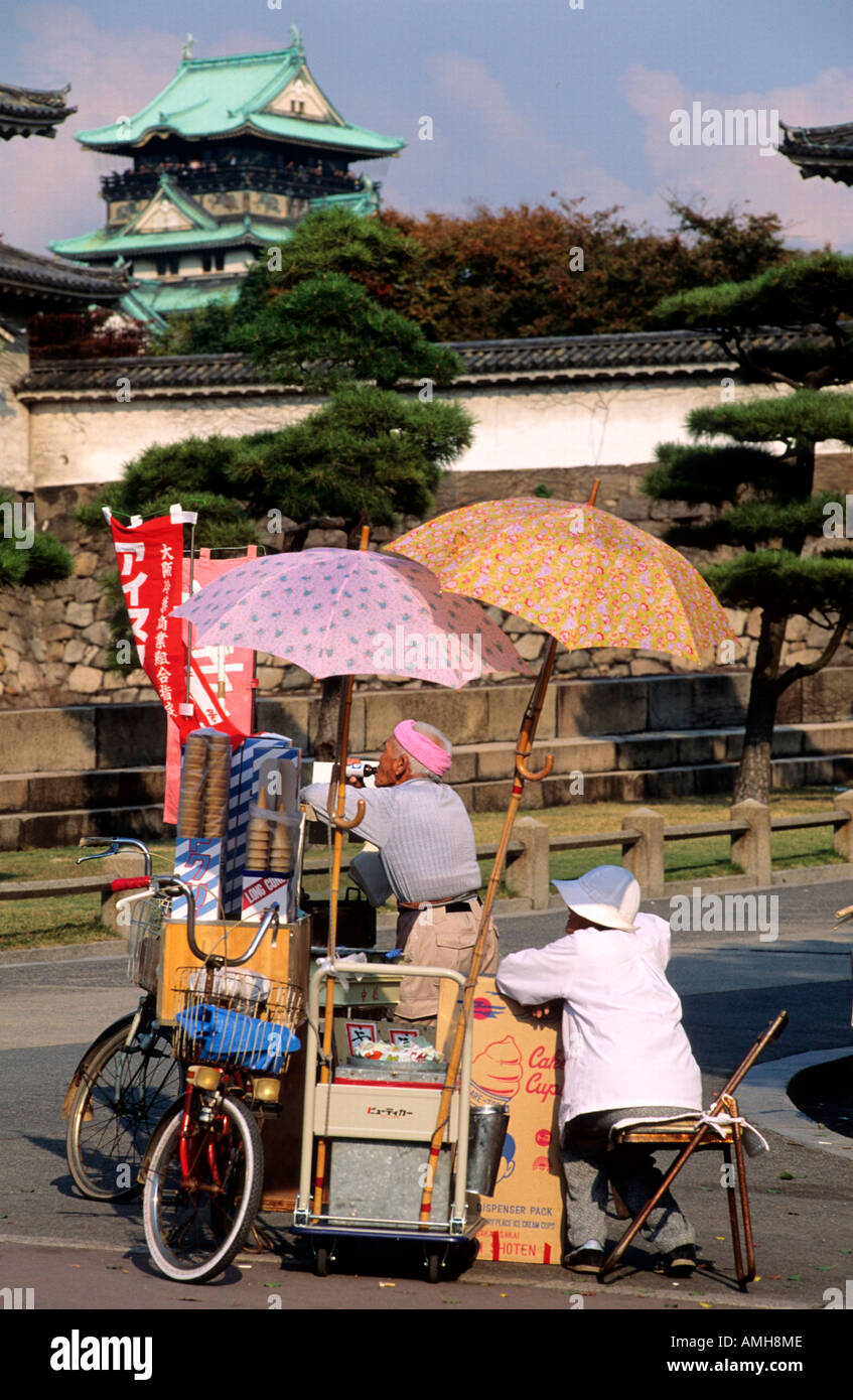Japan, Kansai, Osaka, Eisverkäufer Vor der Burg Stockfoto