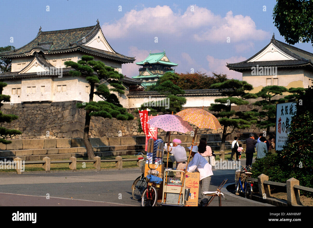 Japan, Kansai, Osaka, Eisverkäufer Vor der Burg Stockfoto