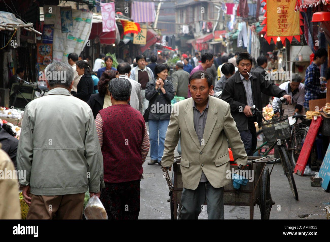 Typische Straßenszene in Shanghai China Stockfoto