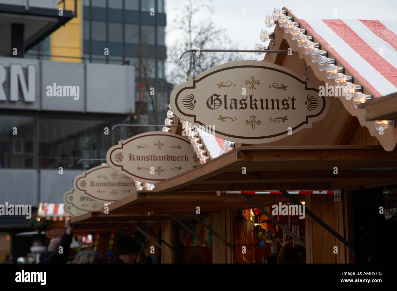Zeichen über dem Weihnachtsmarkt Ständen auf dem Weihnachtsmarkt Gedächtniskirche Berlin Deutschland Stockfoto