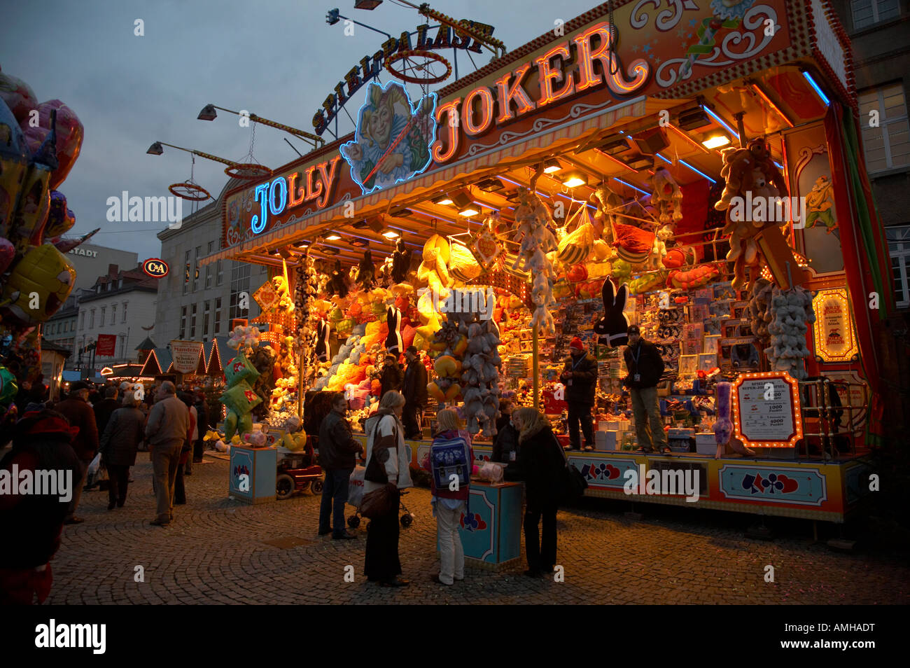 Touristen gehen vorbei an Kirmes Chance Spiel Spandauer Weihnachtsmarkt Berlin Deutschland Stockfoto