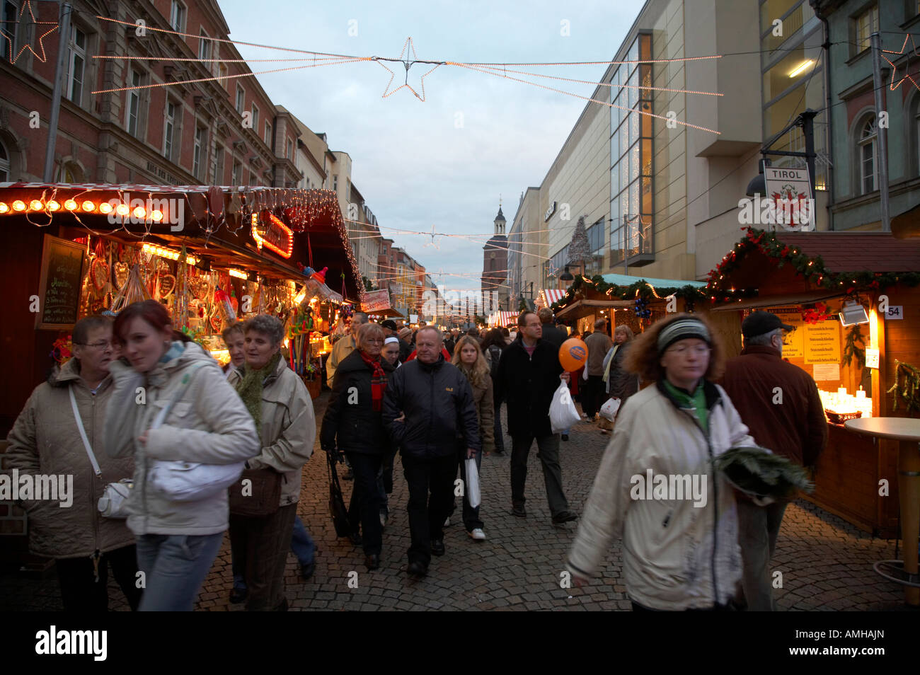 Touristen-Spaziergang durch die Spandauer Weihnachten Markt Berlin Deutschland Stockfoto
