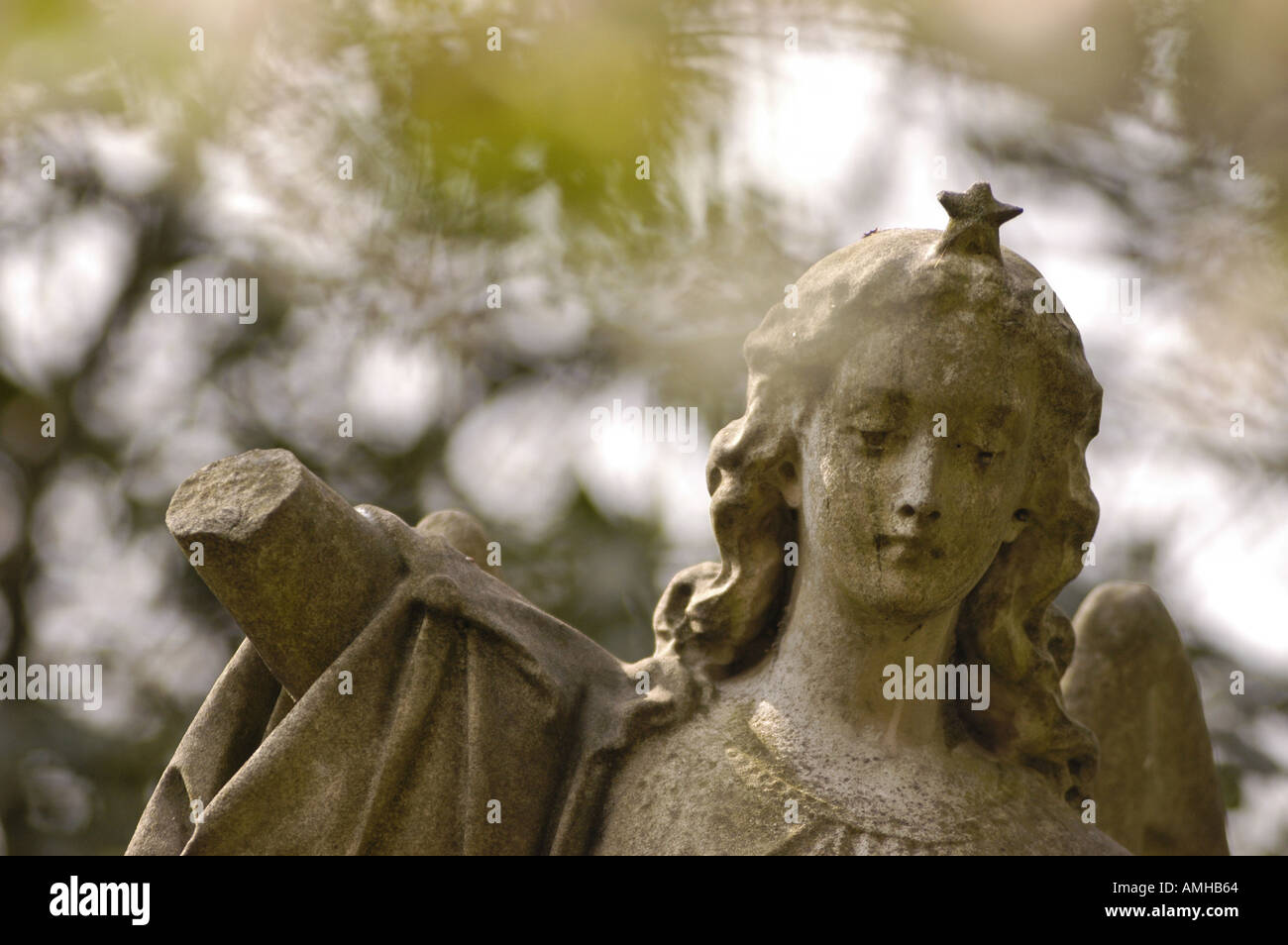 Engelsstatue auf Abney Park Cemetery in London Stockfoto