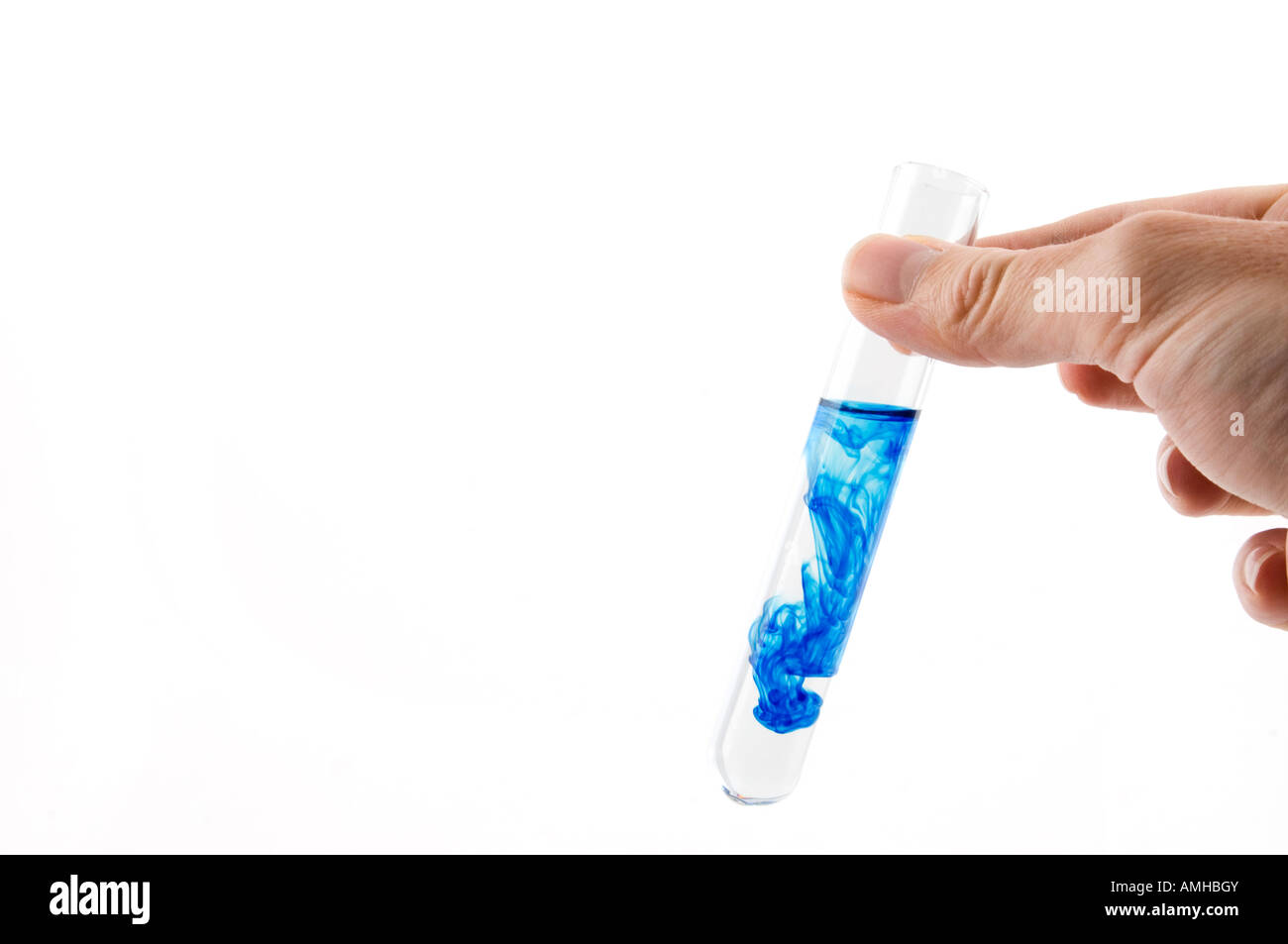Hand hält ein Reagenzglas mit blauer Flüssigkeit Stockfoto
