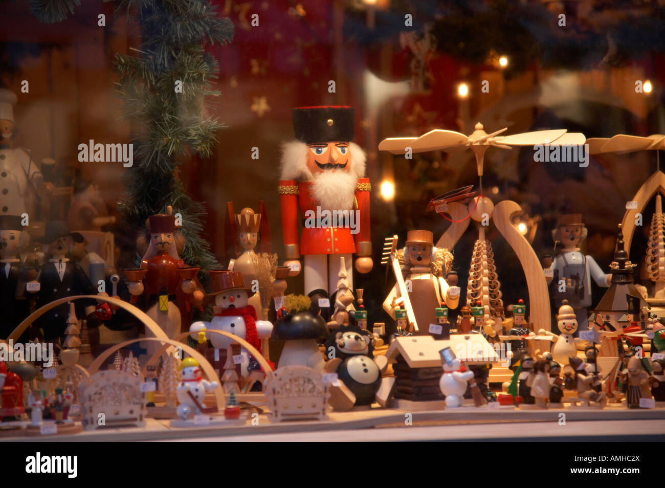 Holzspielzeug hinter Glasfenster eines Stall zu Spandau Weihnachten Markt Berlin Deutschland Stockfoto