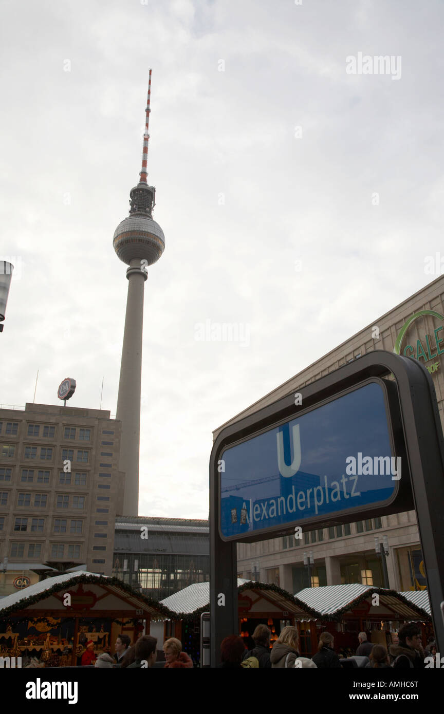 der Weihnachtsmarkt am Alexanderplatz mit dem Berliner Fernsehturm und U Bahn Zeichen Deutschland Stockfoto