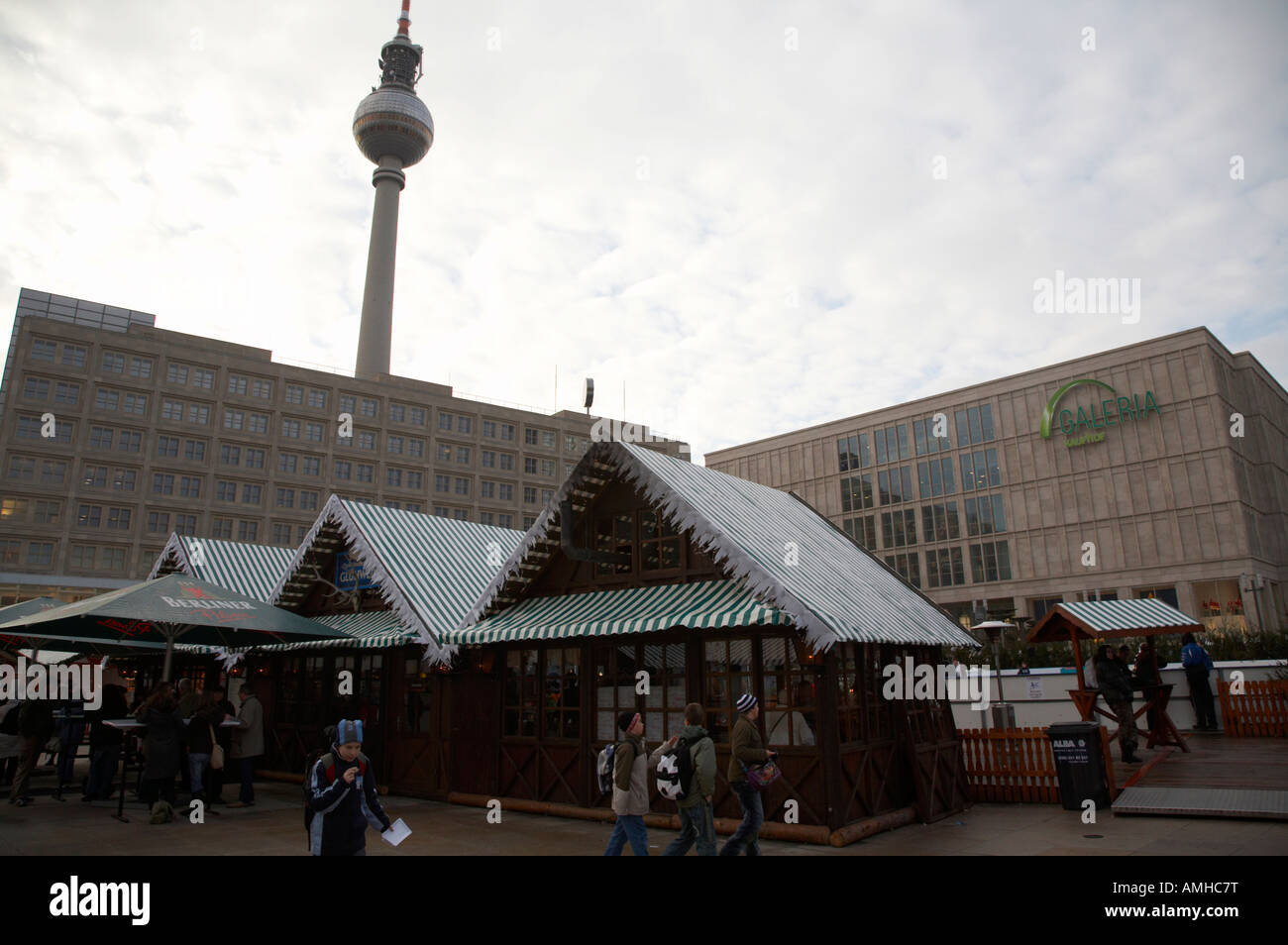 der Weihnachtsmarkt am Alexanderplatz mit dem Fernsehturm Berlin-Deutschland Stockfoto