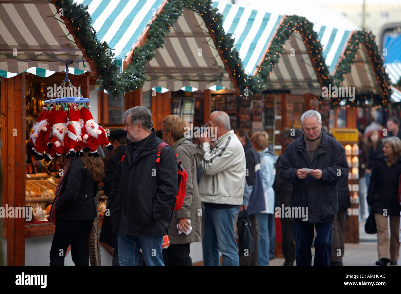 Touristen gehen vorbei an Ständen auf dem Weihnachtsmarkt Alexanderplatz Berlin Deutschland Stockfoto