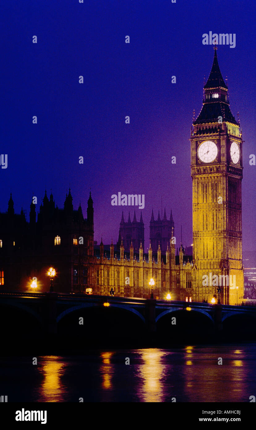 Big Ben und die Houses of Parliament nachts drohend über der Themse Stockfoto