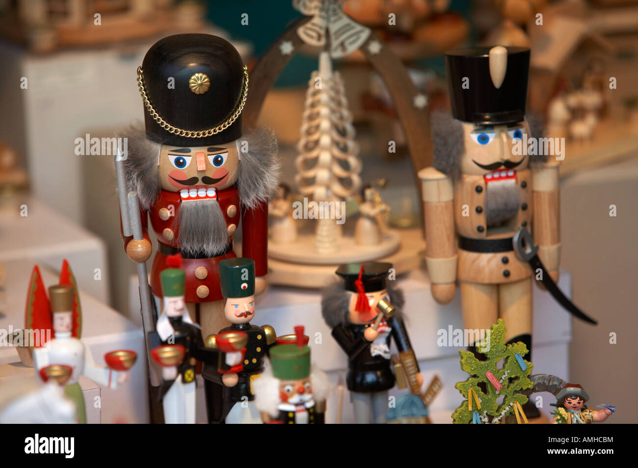 hölzernes Spielzeug Soldaten auf einem Stand auf dem Weihnachtsmarkt Berlin Deutschland Stockfoto