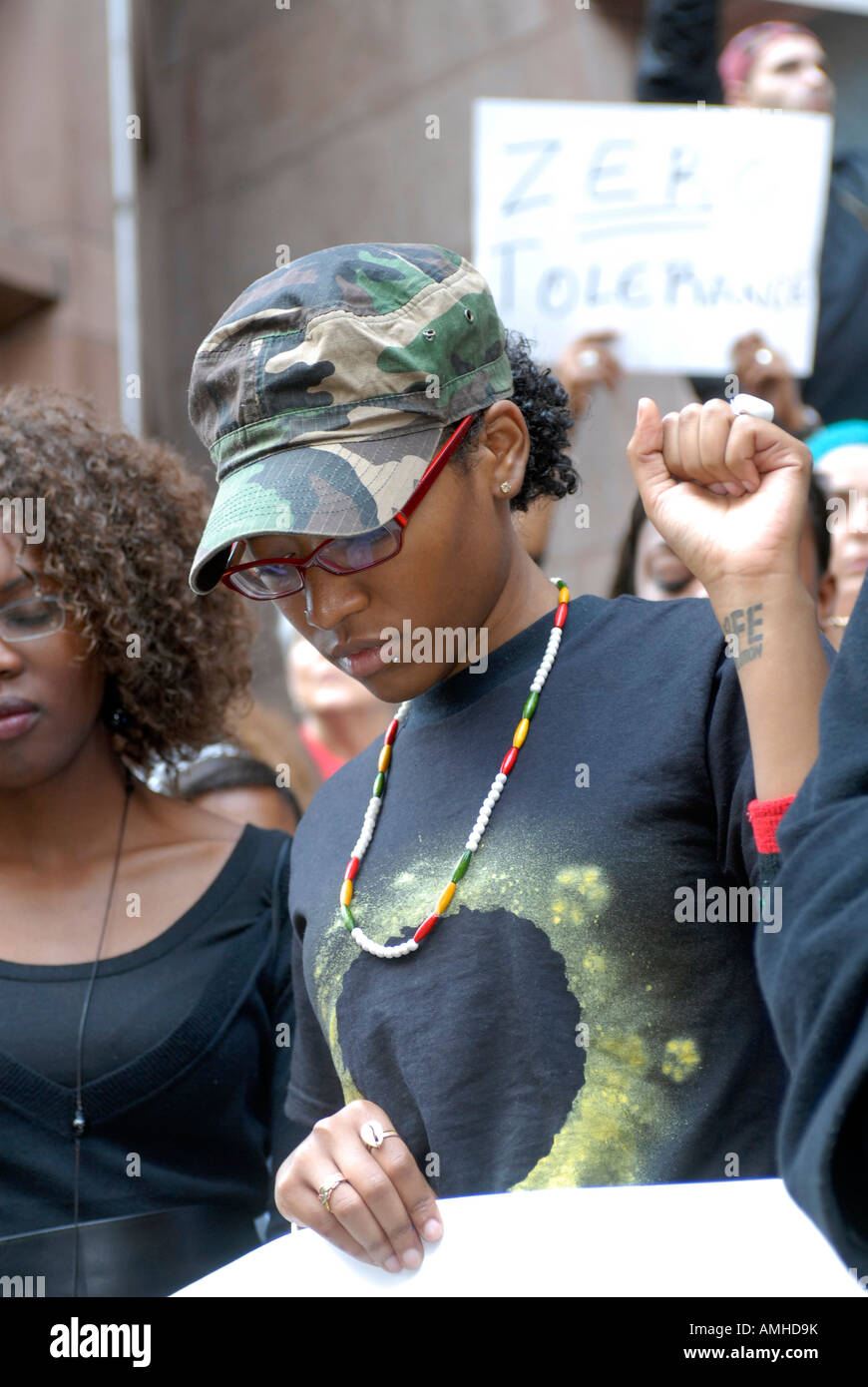 Studenten an der Columbia University College sammeln Lehrer außerhalb der Schule die hängenden, einer Schleife protestieren Stockfoto