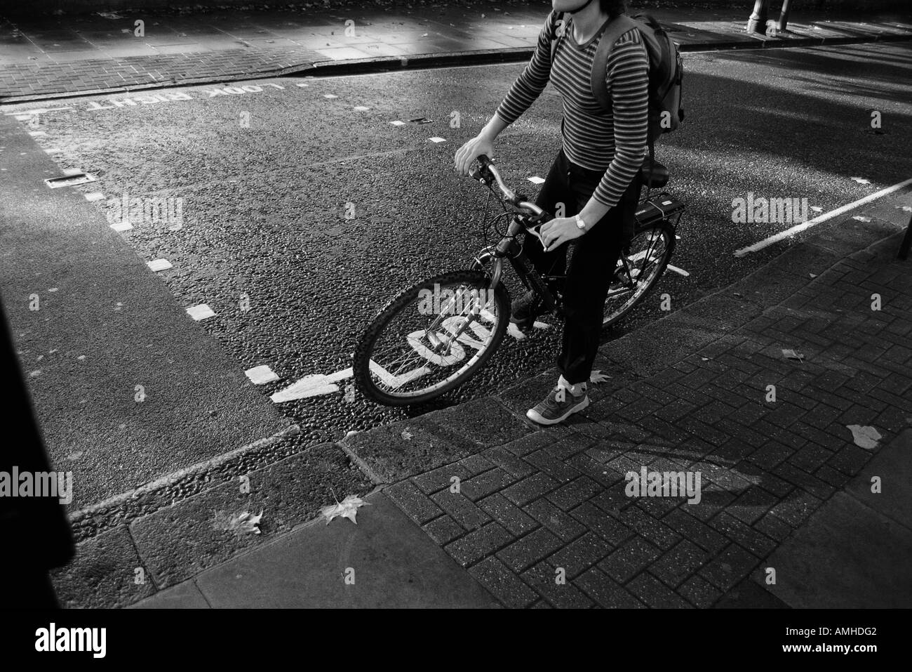 Frau auf der Straße mit Fahrrad, London, England Stockfoto