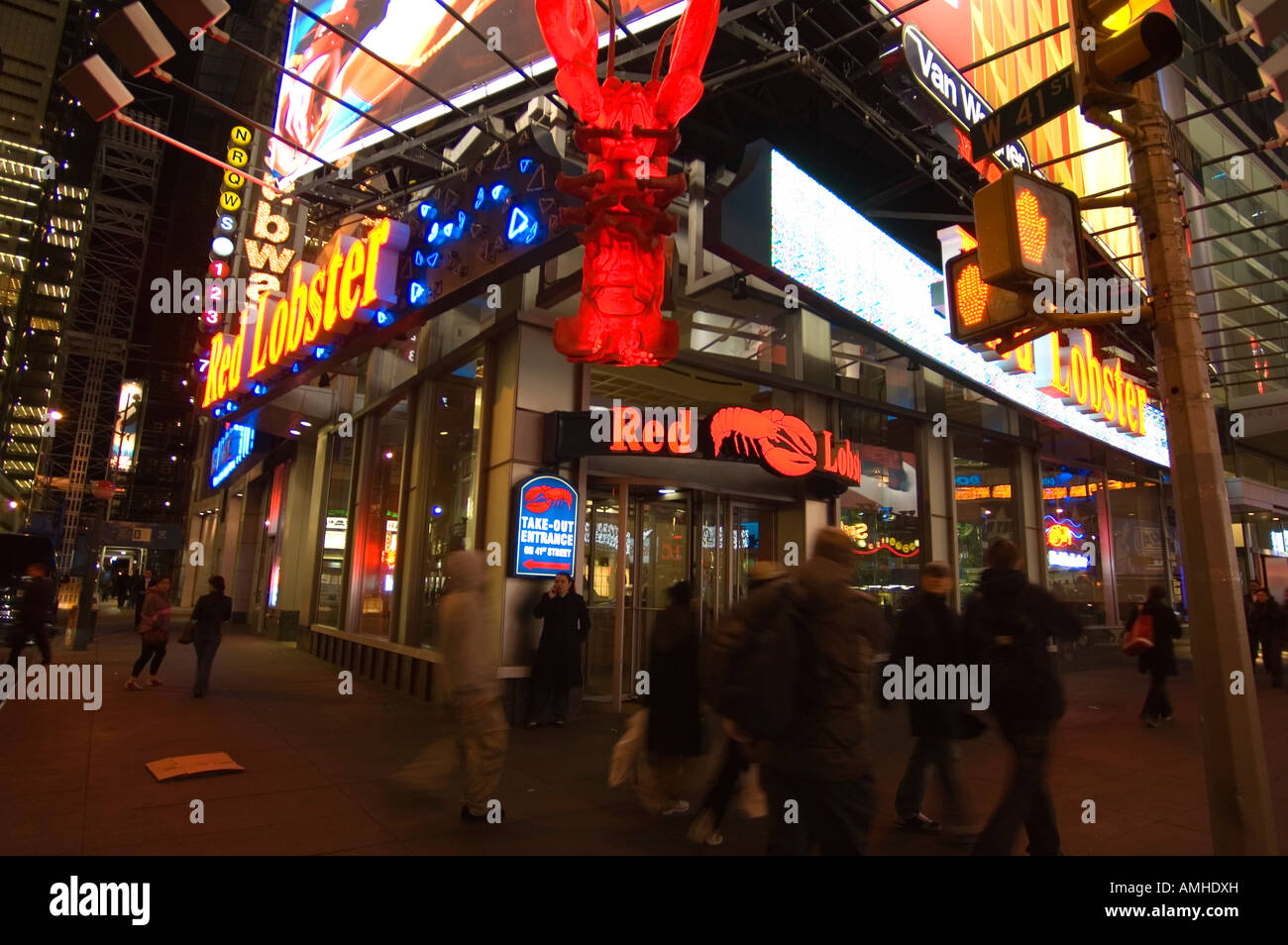 Fußgänger gehen vorbei an der Times Square-Zweig der Red Lobster Restaurant-Kette Stockfoto