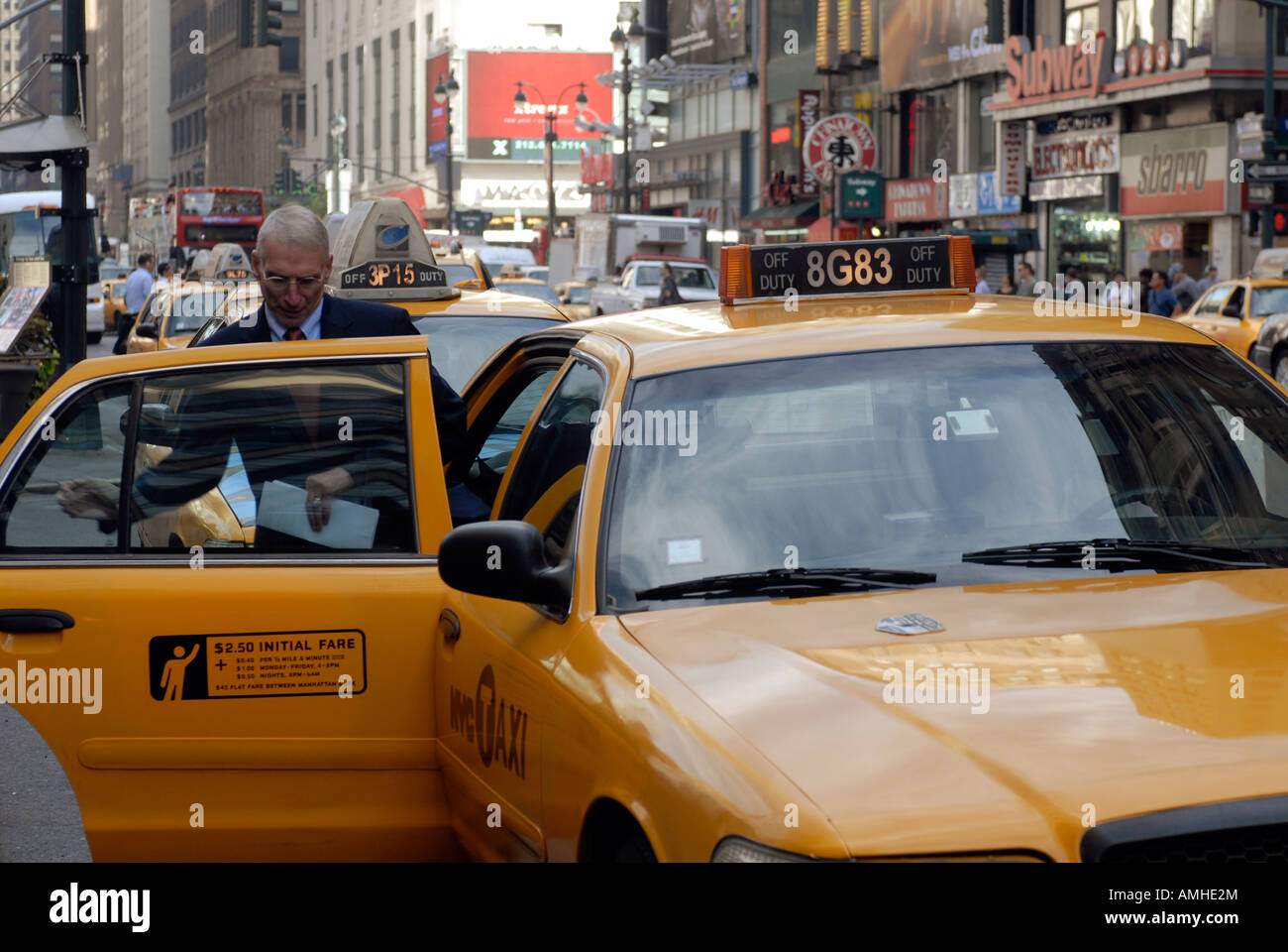 Die Taxi-Linie am Pennsylvania Station an der Seventh Avenue in New York City Stockfoto