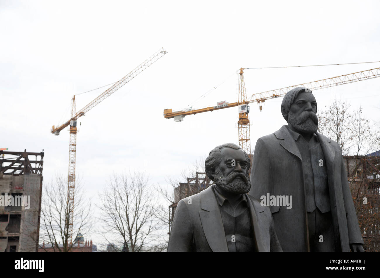 Statuen von Marx und Engels mit Dekonstruktion der Palast der Republik im Hintergrund Berlin Deutschland Stockfoto