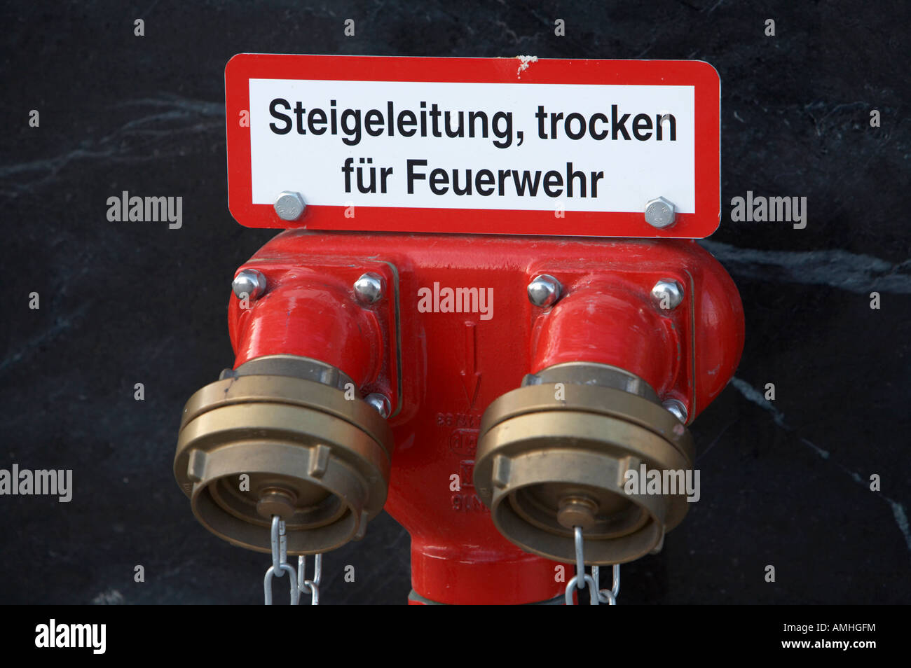 trockene Steigleitung für den Einsatz von Feuer Service Einlass Berlin Deutschland Stockfoto