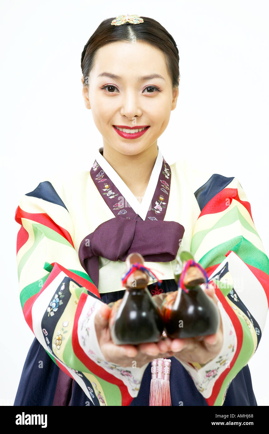 Eine Frau in Hanbok Holding Ente geformt Schnitzereien Stockfoto