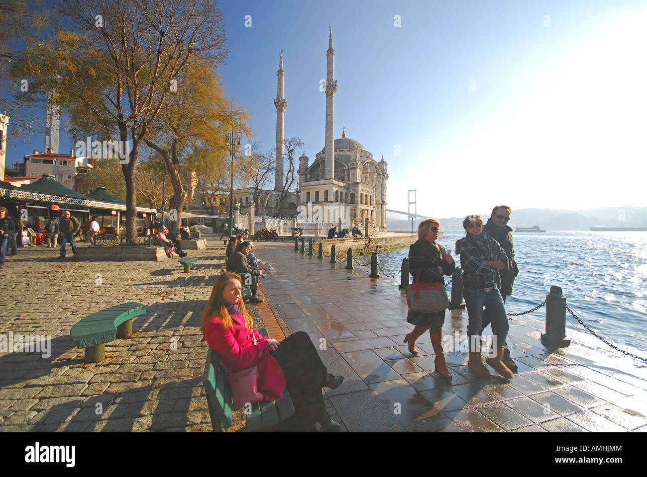 ISTANBUL, TÜRKEI. Blick auf Bosporus Ufer in Ortaköy mit dem Mecidiye Moschee und die erste Bosporusbrücke hinter. 2007. Stockfoto