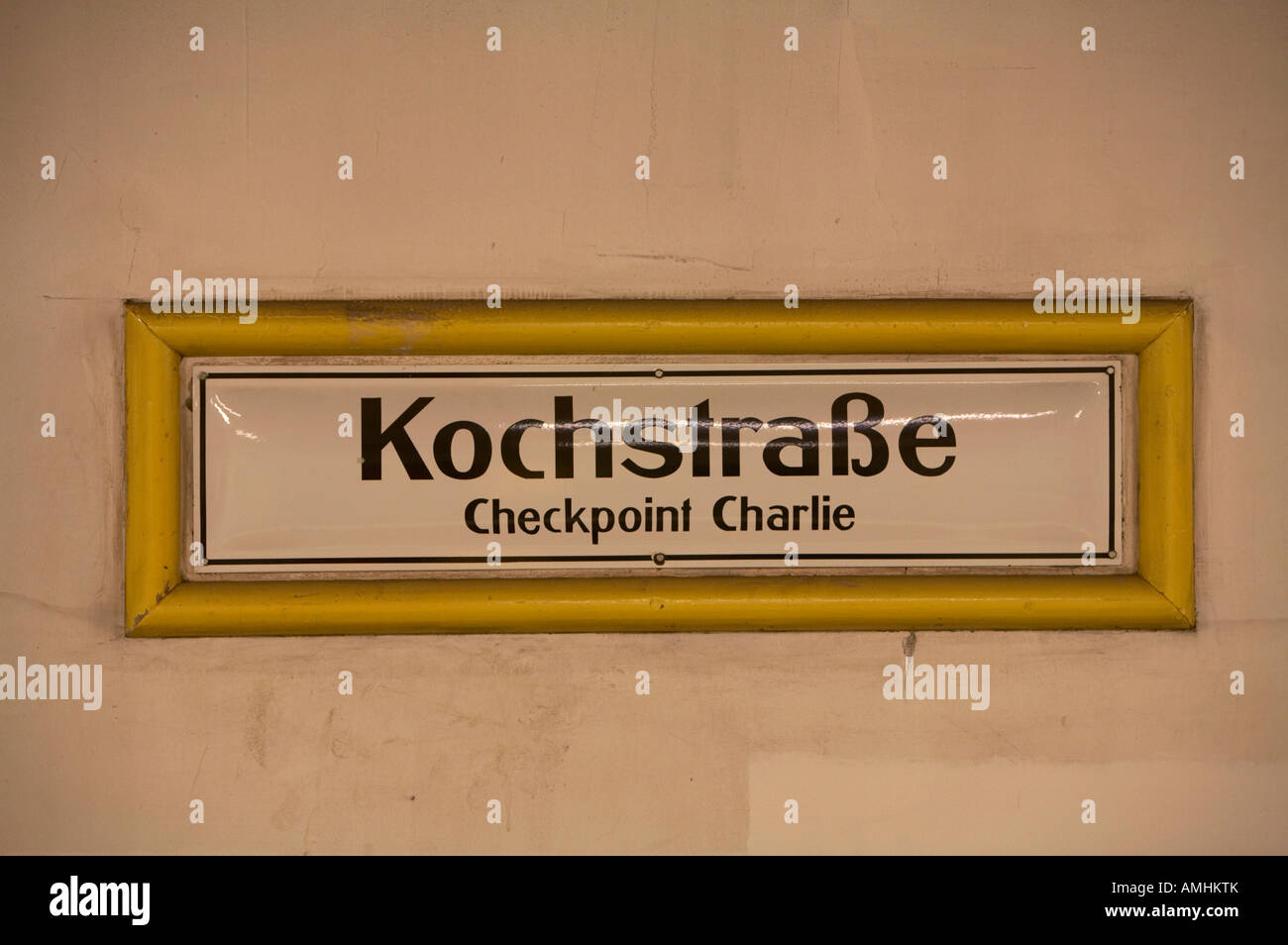 Kochstraße Kochstraße Checkpoint Charlie Berlin U Bahn u-Bahn Station Typenschild Deutschland Stockfoto