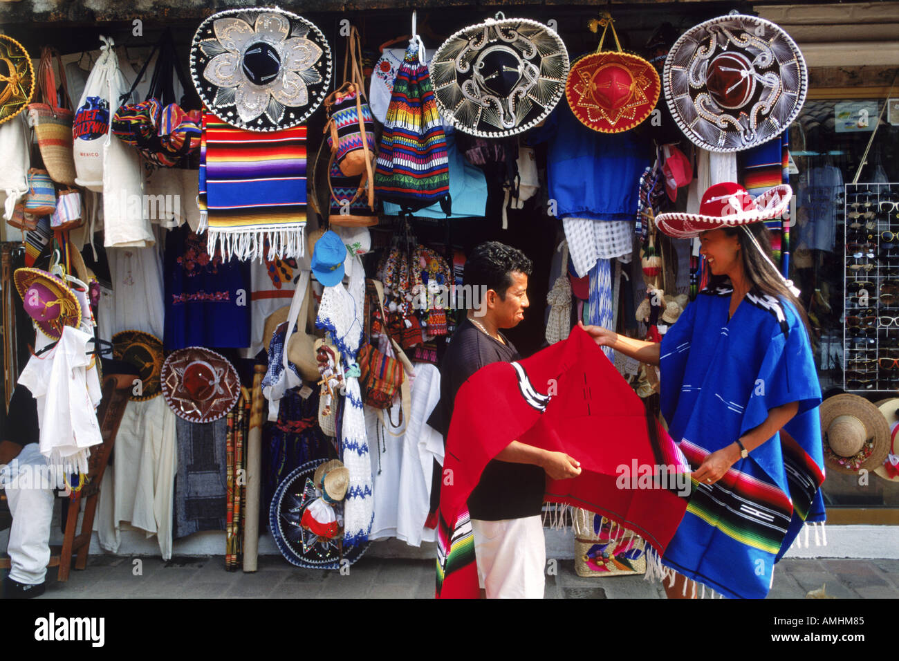 Frau, Einkaufsmöglichkeiten für Souvenirs in Puerto Vallarta Mexiko Stockfoto