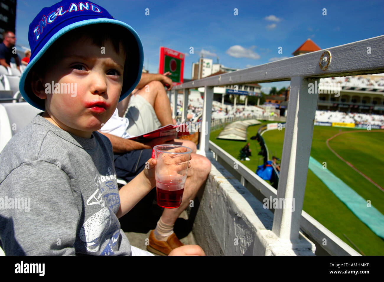 Sechs-jährigen Lewis beobachten Cricket, England V Indien bei Trent Bridge Cricket Ground, Nottingham Stockfoto