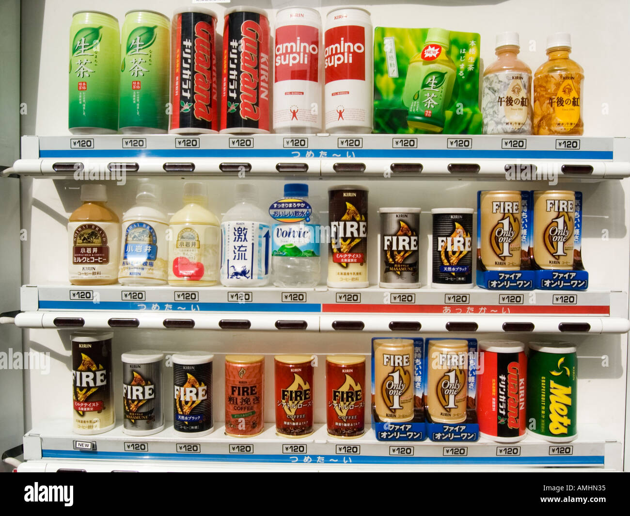 Detail der typische Auswahl an alkoholfreien Getränke Tee und Kaffee in einem japanischen Automaten Stockfoto