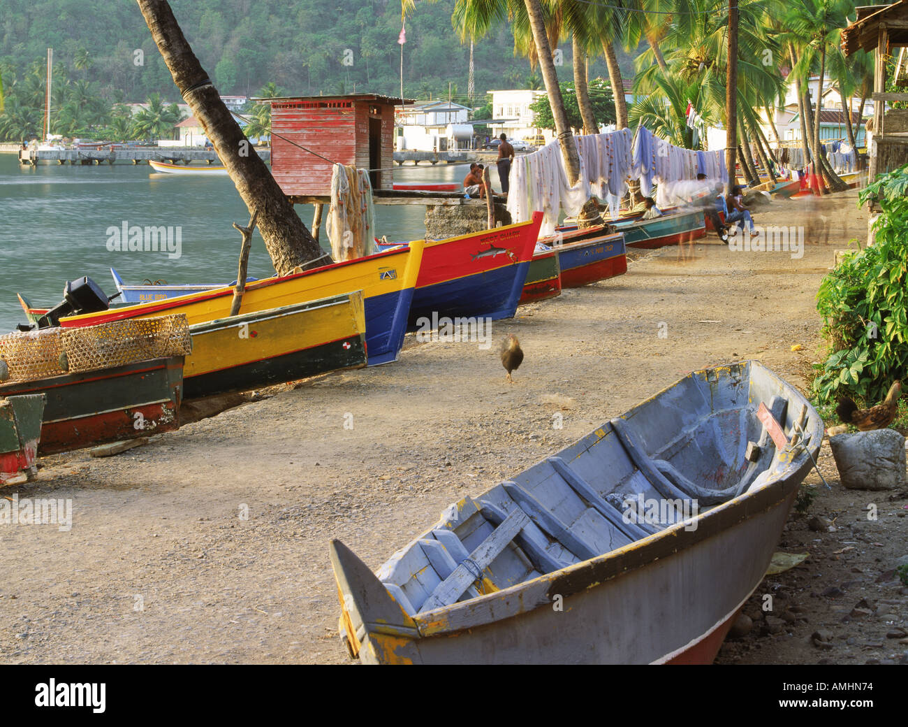 Angelboote/Fischerboote und Netze in Soufriere Village auf St. Lucia in Westindien Stockfoto