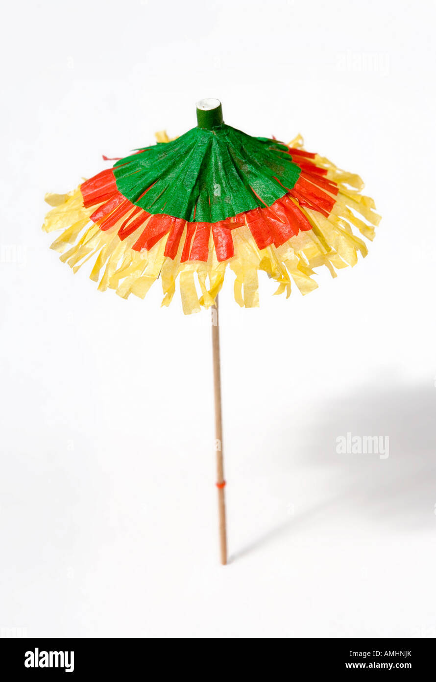 Ein bunter cocktail Regenschirm auf weißem Hintergrund Stockfoto