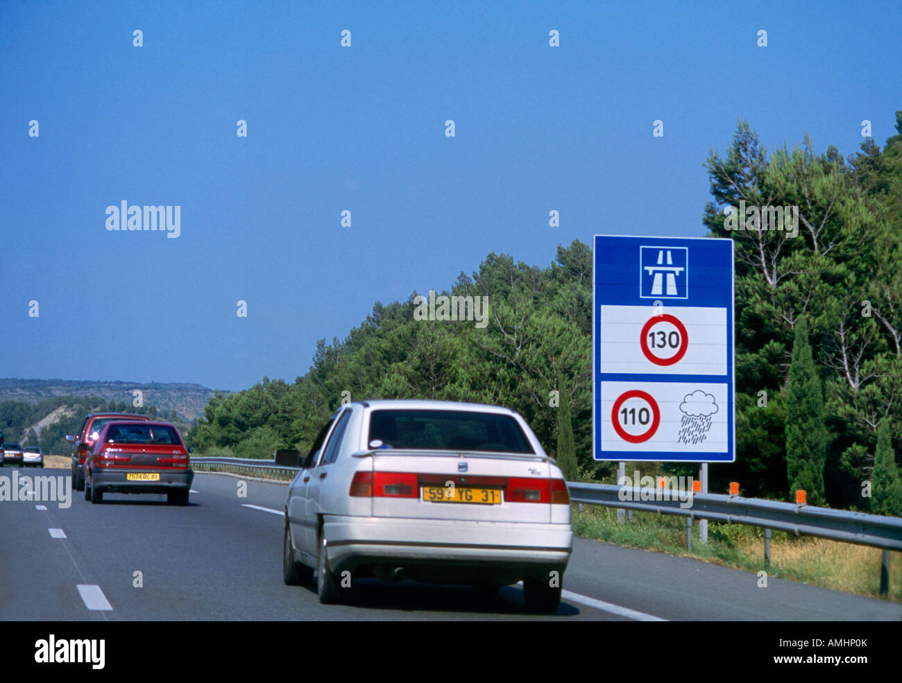 Geschwindigkeit Zeichen auf Autoroute A61 zwischen Perpignon & Montpellier Frankreich Stockfoto