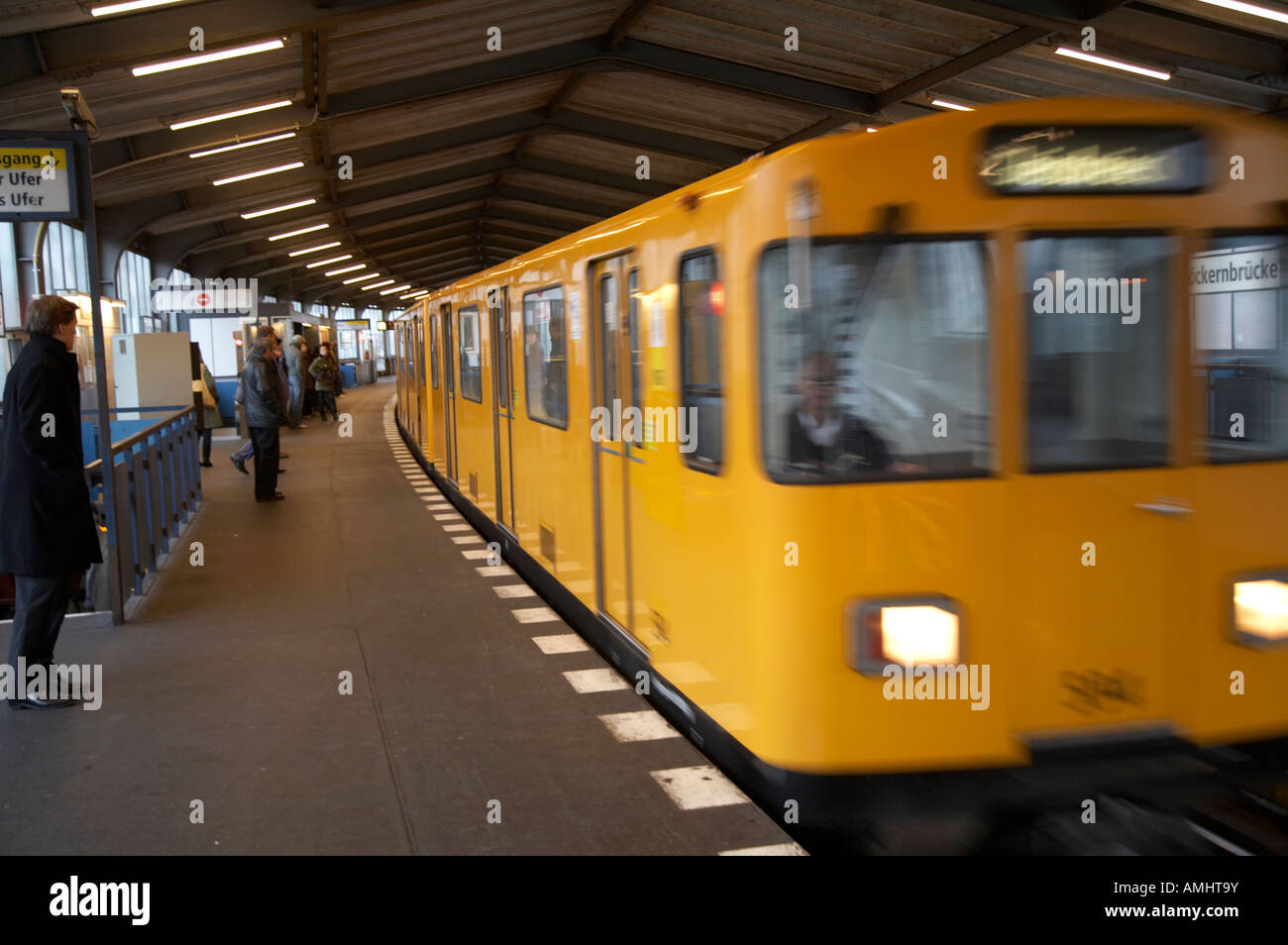 Deutsche u Bahn u-Bahn Reisen durch oberirdische Station Berlin Deutschland Stockfoto