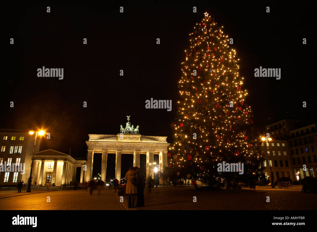 Brandenburger Tor und Weihnachtsbaum auf dem Pariser Platz mit Touristen bei Nacht Berlin Germany Stockfoto