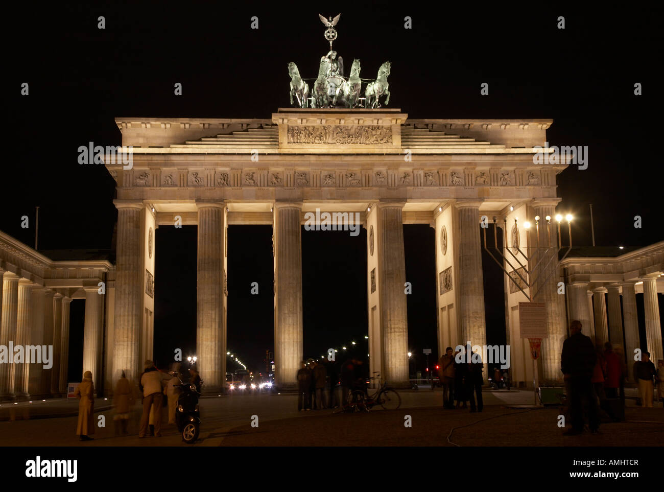 Brandenburger Tor und Touristen bei Nacht Berlin Germany Stockfoto