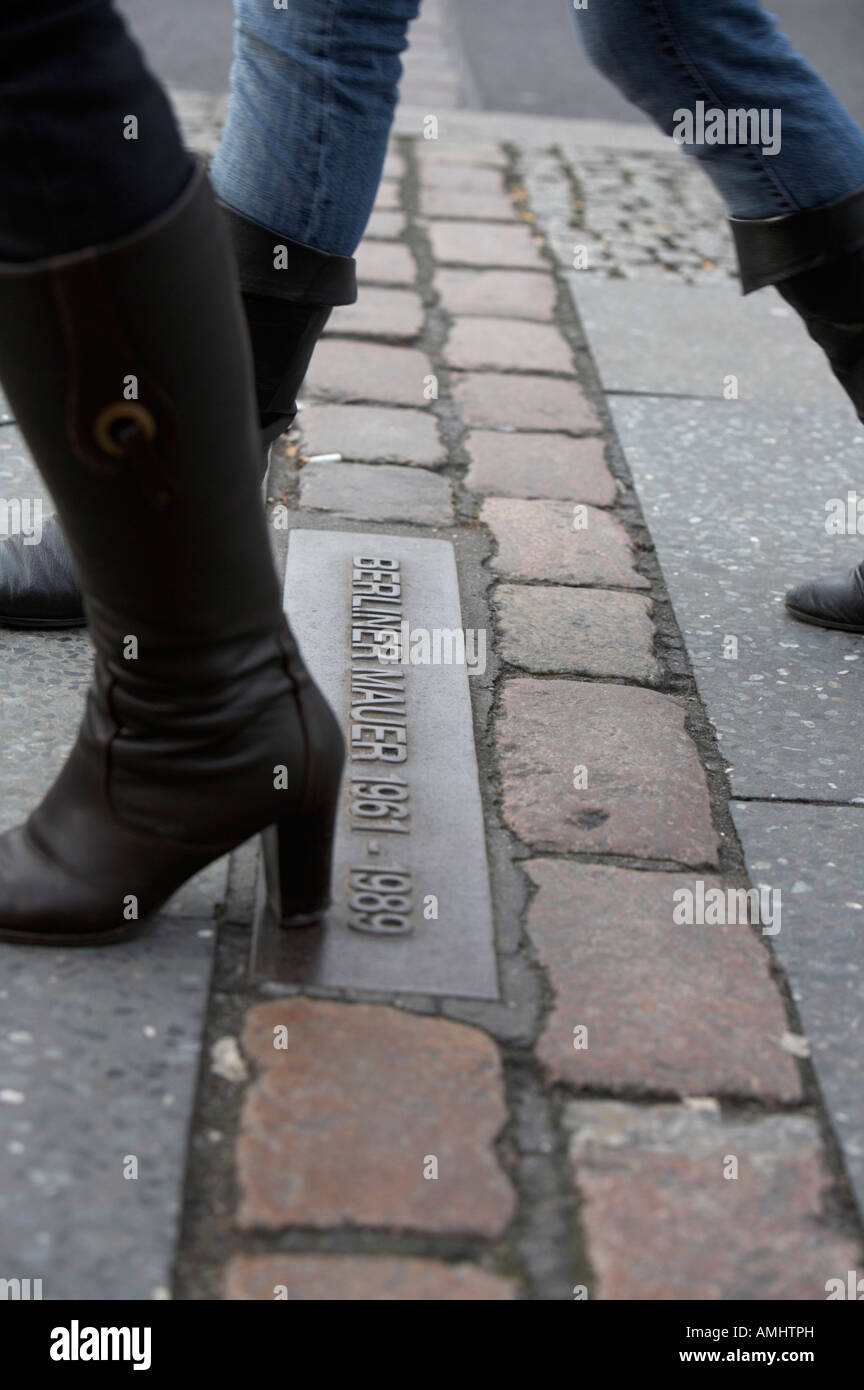 zwei Frauen zu Fuß über zweireihig Ziegelsteine quer durch Berlin, markieren Sie die Position der Berliner Mauer Berliner mauer Stockfoto