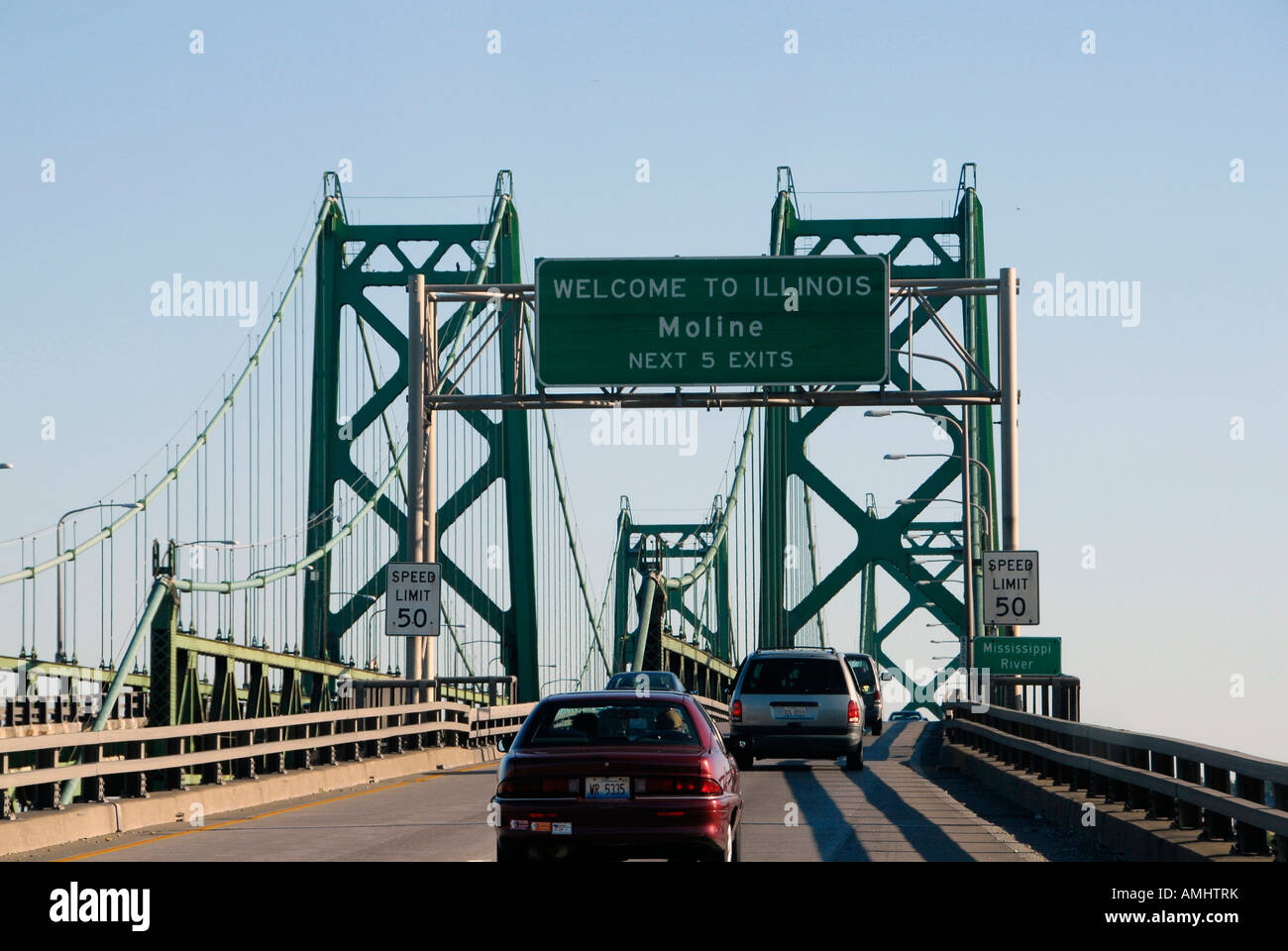 Brücke aus Davenport, Iowa nach Moline Illinois mit Willkommen in Illinois Schild über dem Mississippi Fluß Stockfoto