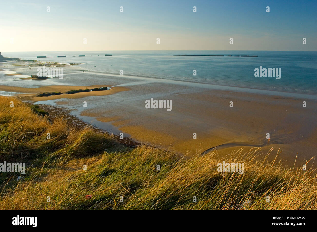 Arromanches-Les-Bains-Strand mit den Resten der Mulberry-Hafen in der Normandie Frankreich Stockfoto