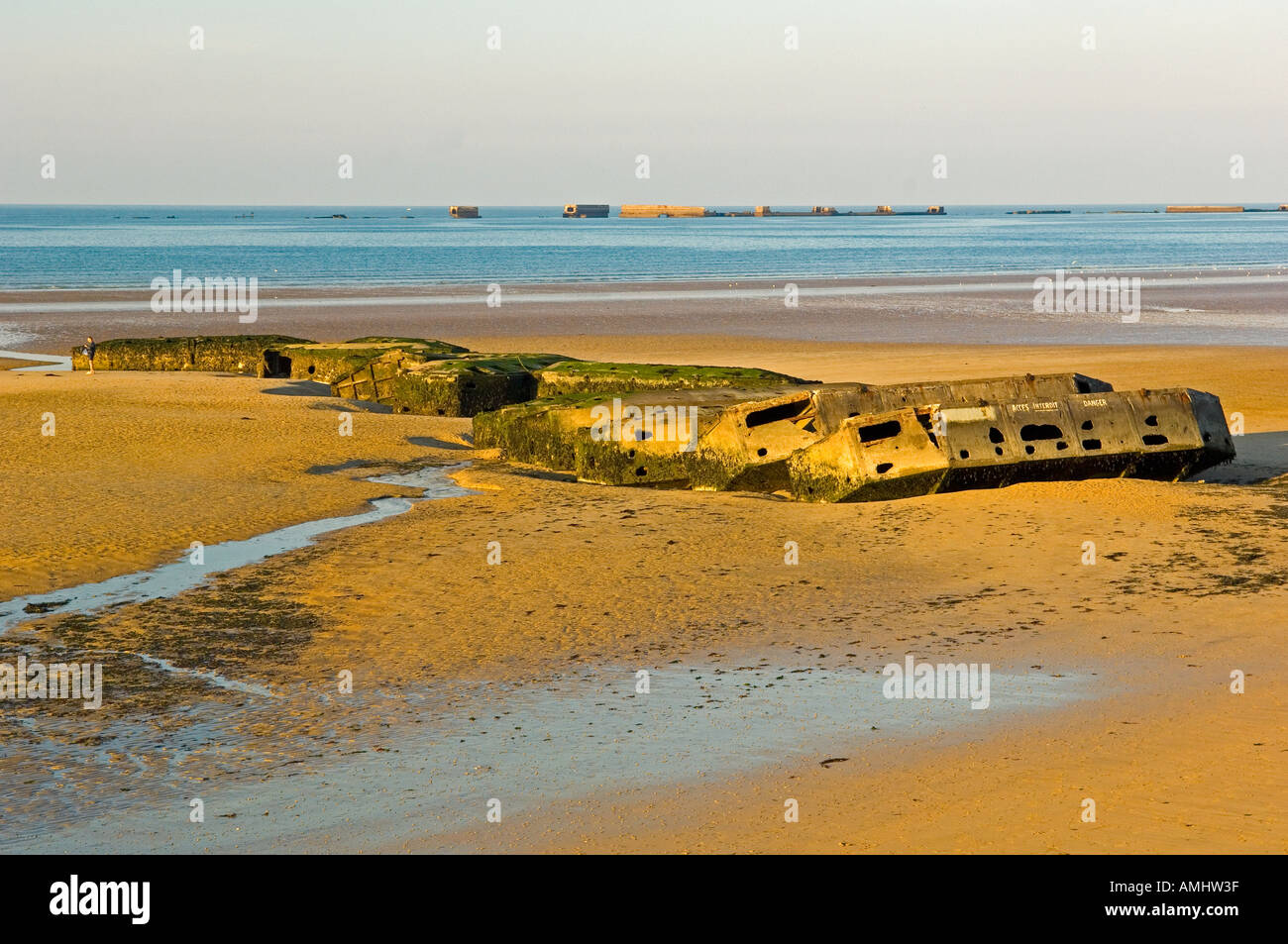 Arromanches-Les-Bains-Strand mit den Resten der Mulberry-Hafen in der Normandie Frankreich Stockfoto