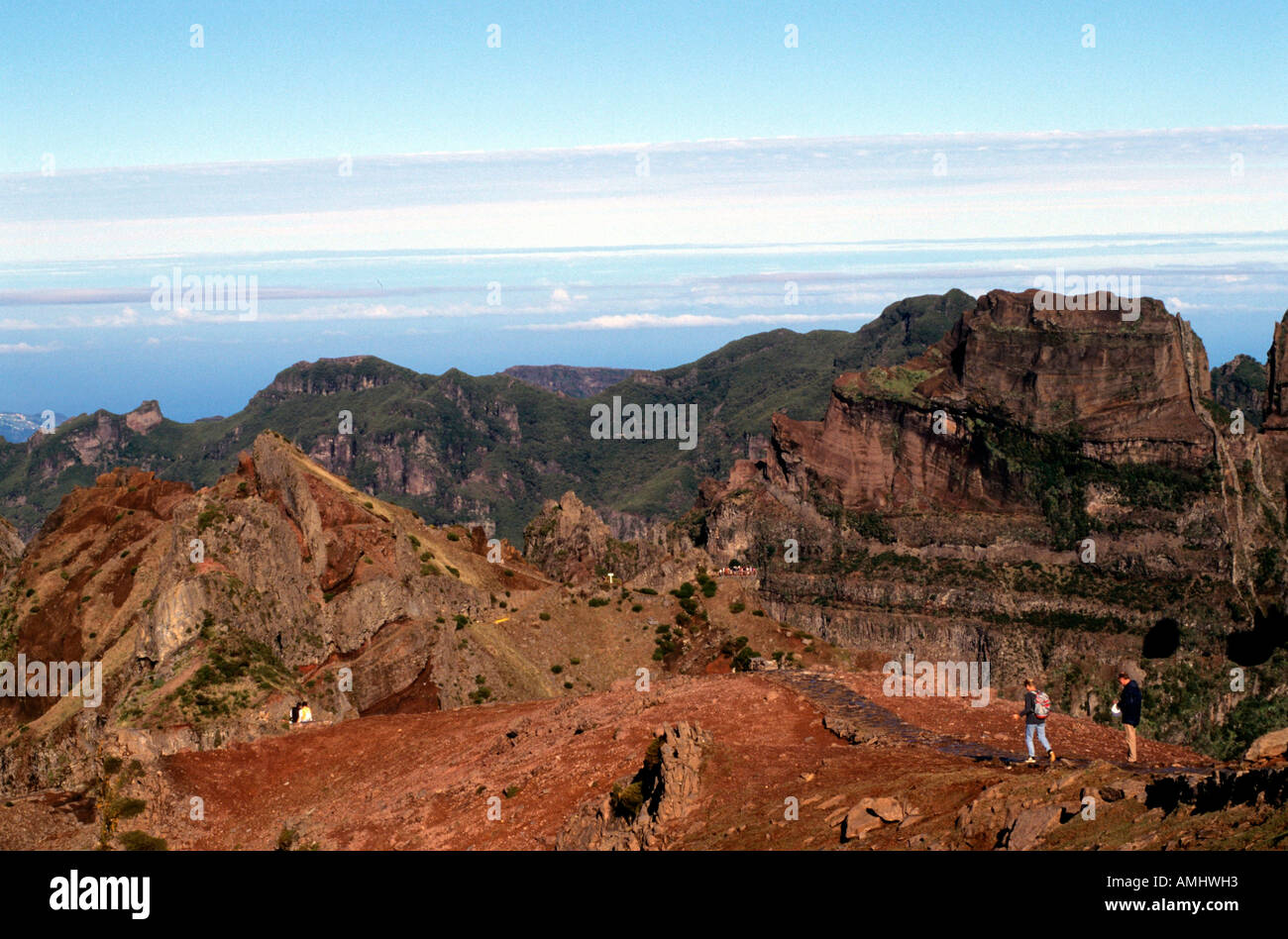 Portugal, Madeira, Wanderer am Weg Vom Gipfel des Pico Do Arieiro Zum Pico Ruivo Mit 1862 m Höchster Berg der Insel zum Stockfoto