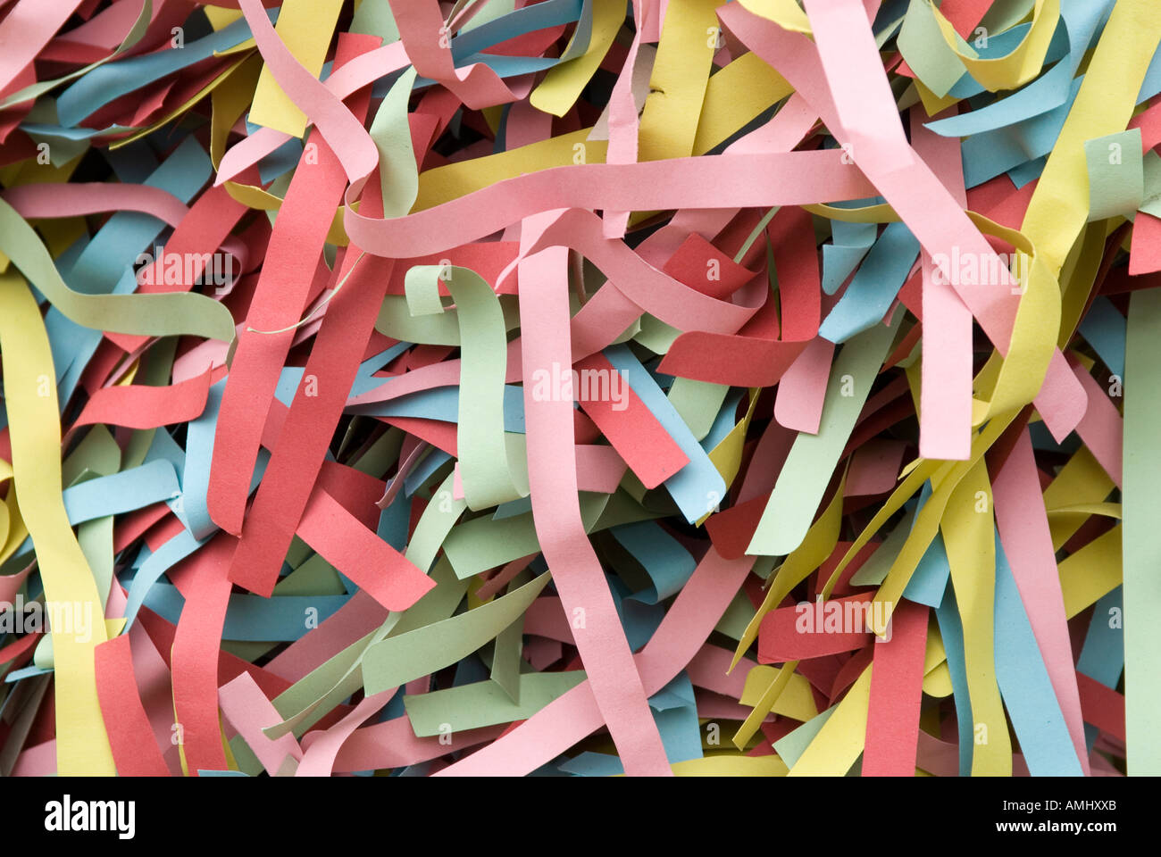 Zerkleinerte Farbe Papierstreifen an recycling-Anlage Stockfoto