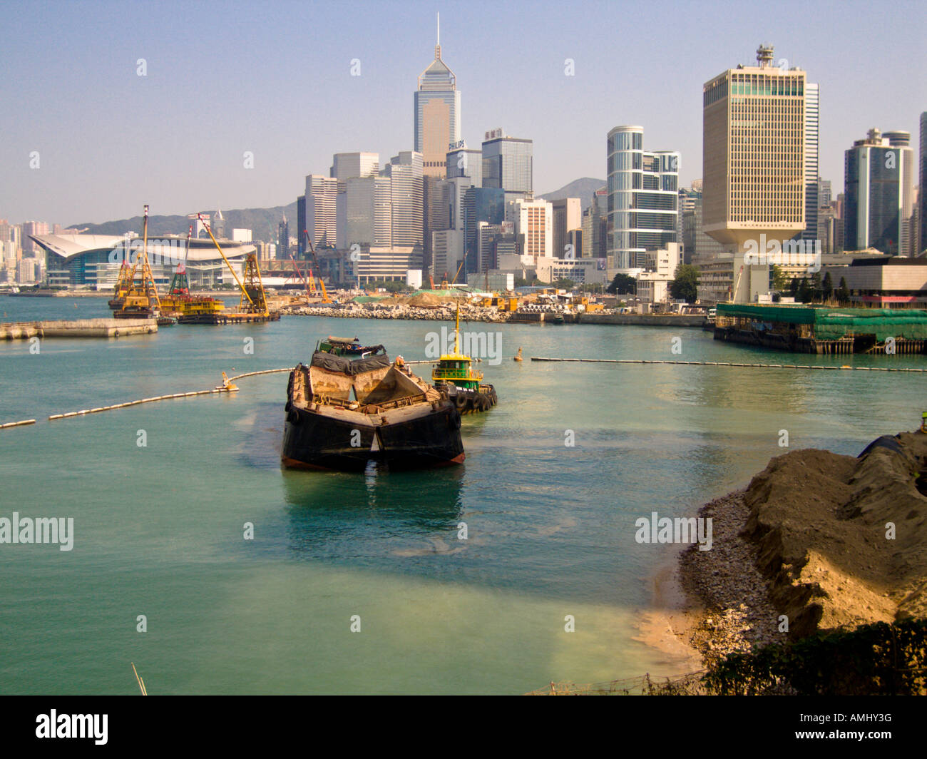 Lastkahn Dumping Erde Reclaim Land in Hong Kong Stockfoto