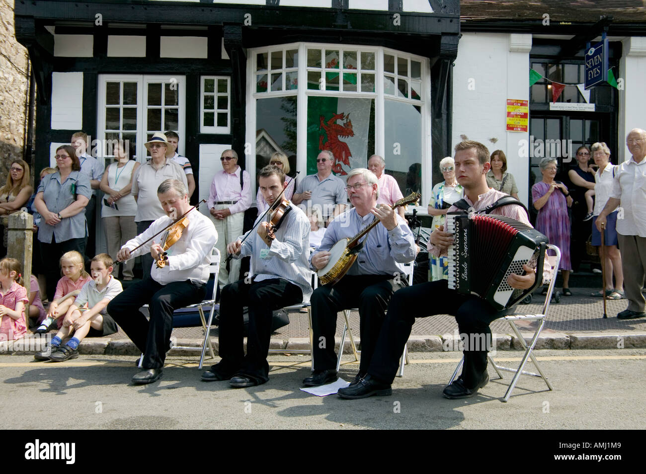 Musiker spielen für Kinder tanzen Ruthin Llangollen International Eisteddfod Denbighshire North East Wales Stockfoto