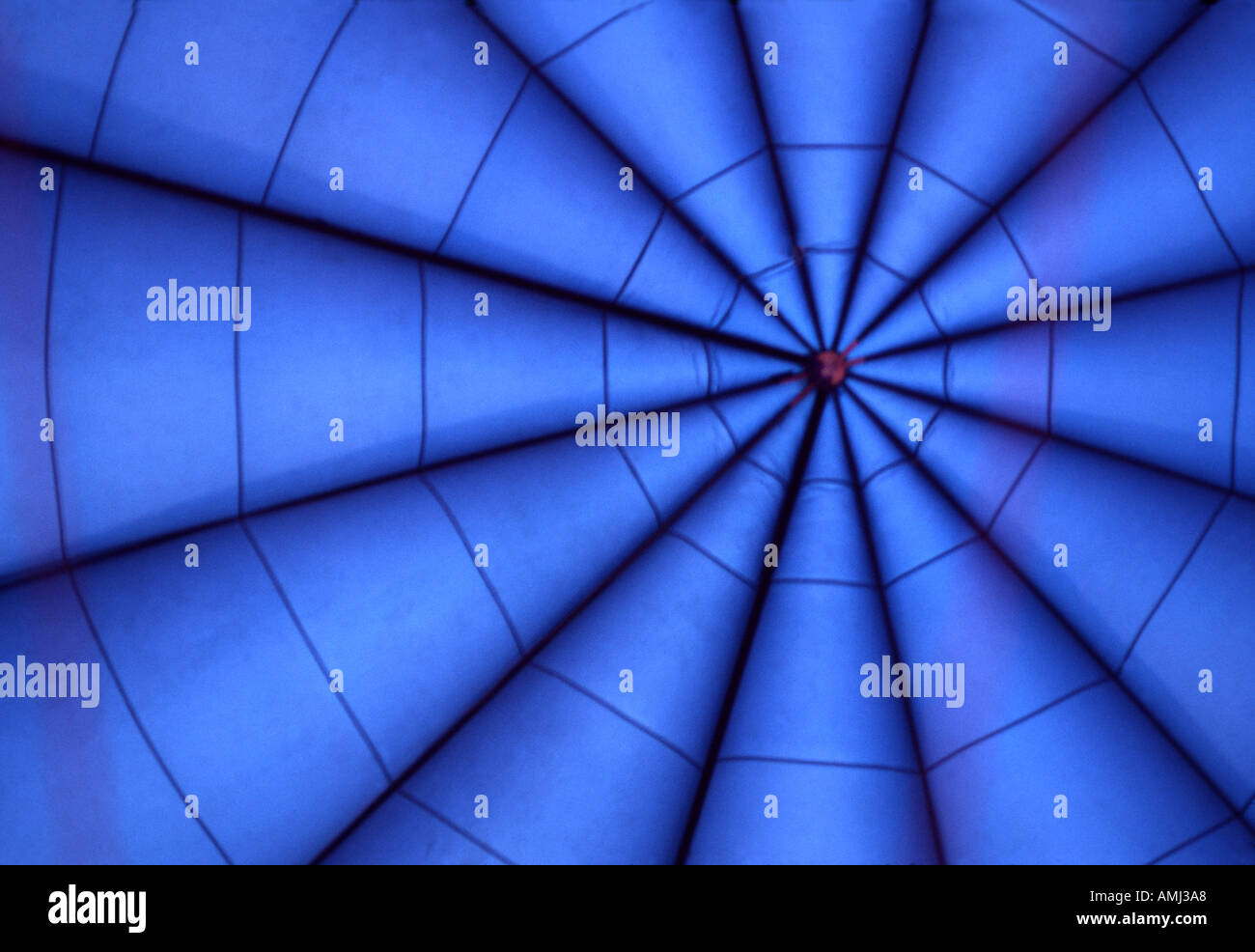 In einem blauen Heißluftballon Stockfoto