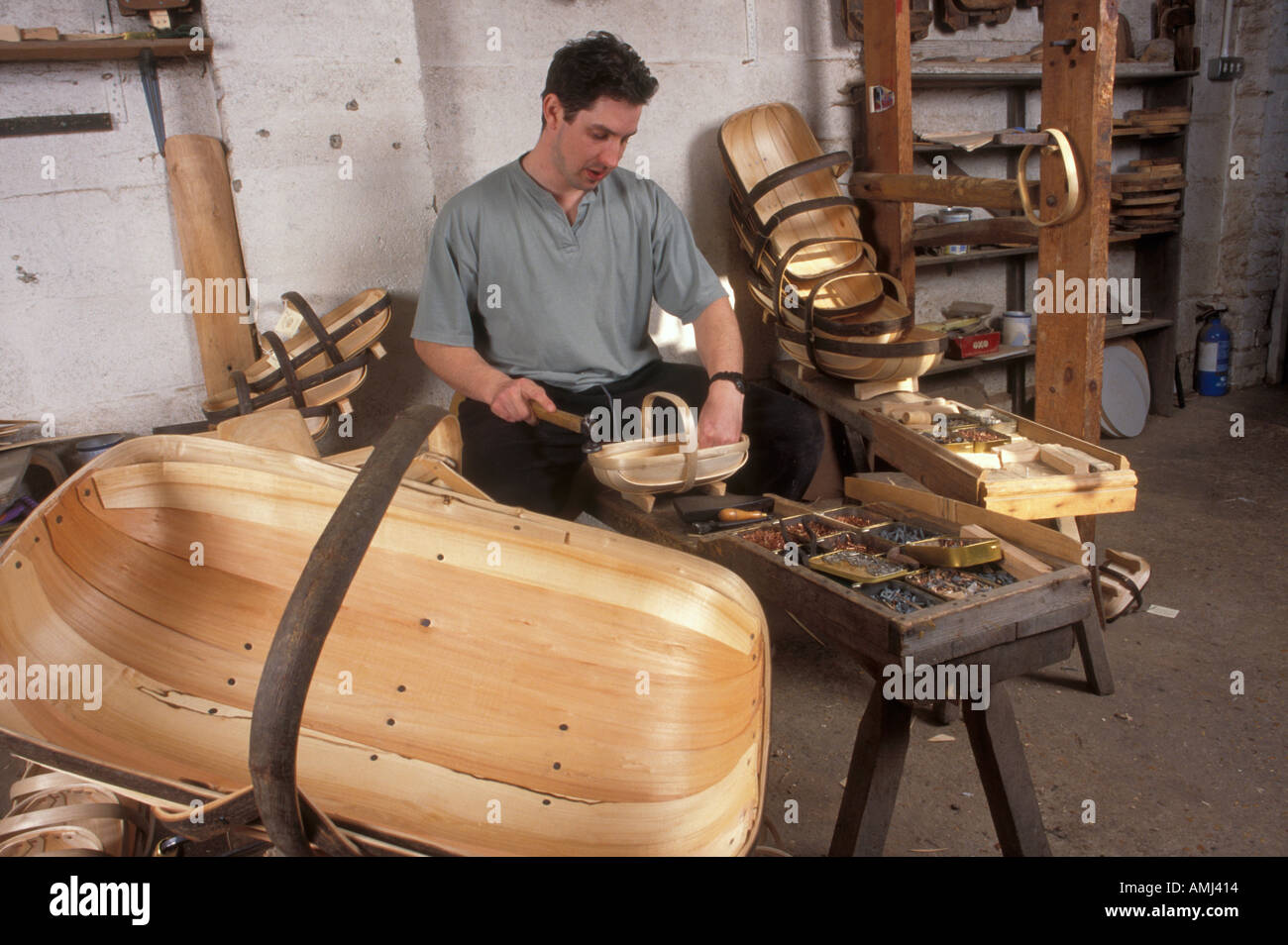 Tim Franks Garten Kasten in traditioneller Weise von Hand mit einem Trimm Messer aus Weide und Kastanie Holz in Herstmonceux machen. Stockfoto